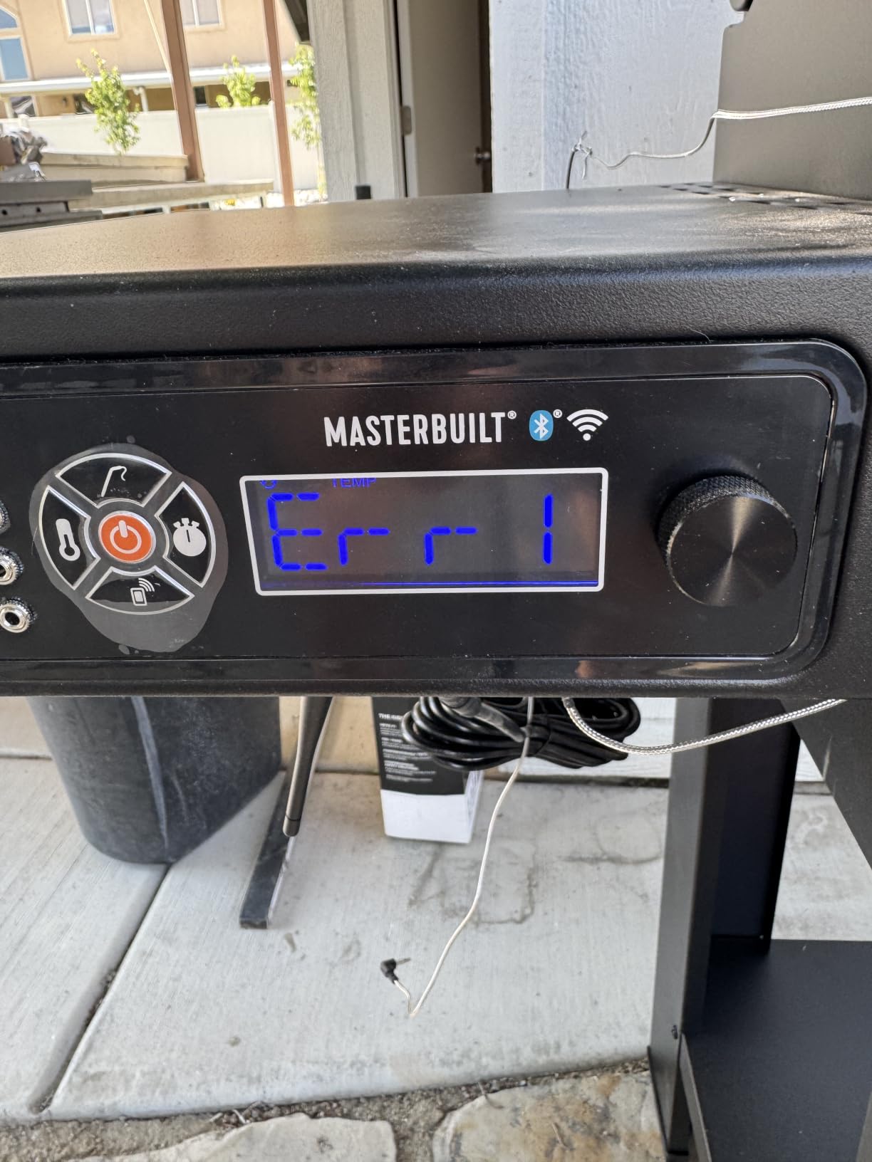 Masterbuilt Gravity Series 600 Smoker Grill - Digital Charcoal Grill, WiFi Technology, GravityFed Charcoal Hopper, 600 Cooking Sq. Inches, Black, Model MB20041023 customer photo 2