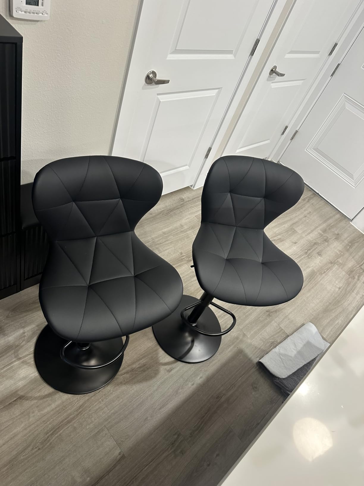 Nalupatio Modern Bar Stools Set of 2, Adjustable Faux Leather Upholstered Swivel Bar Stools, Counter Height Bar Chairs with Back for Kitchen Island, Black customer photo 2
