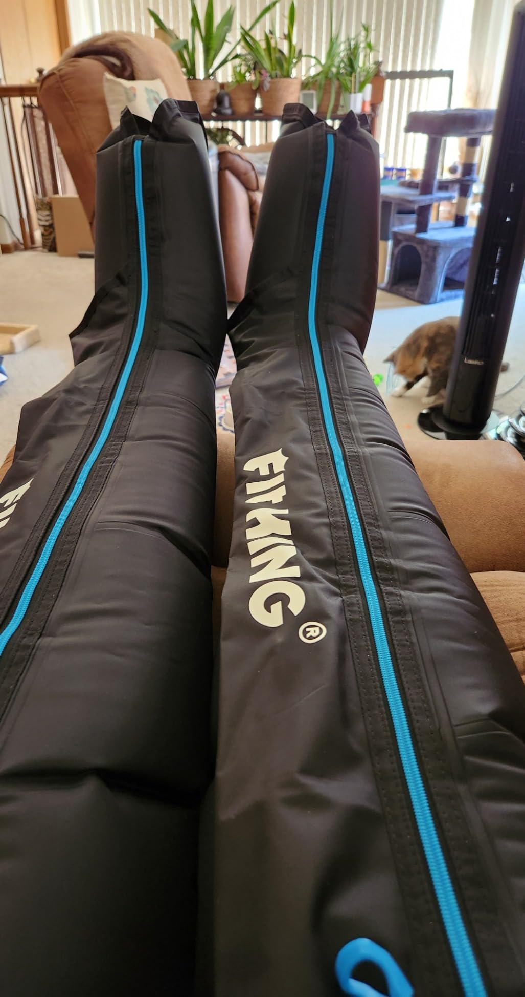 FIT KING Professional Air Compression Leg Recovery System, Cordless Rechargeable Leg Compression Massager Boots for Fast Recovery & Improved Circulation, Compression Boot for Athletes (Medium) customer photo 2