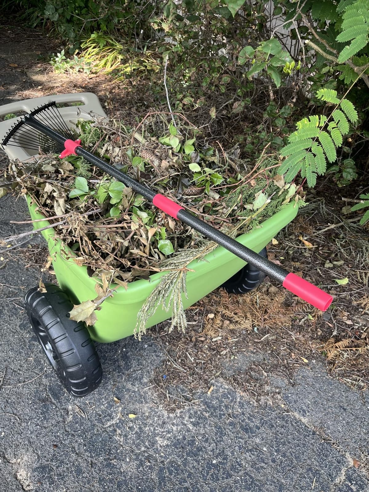 Simplay3 Easy Haul Durable Wheelbarrow with Garden Tool Storage Tray - Large Easy Turn Wheels - Gray - Made in USA customer photo 2