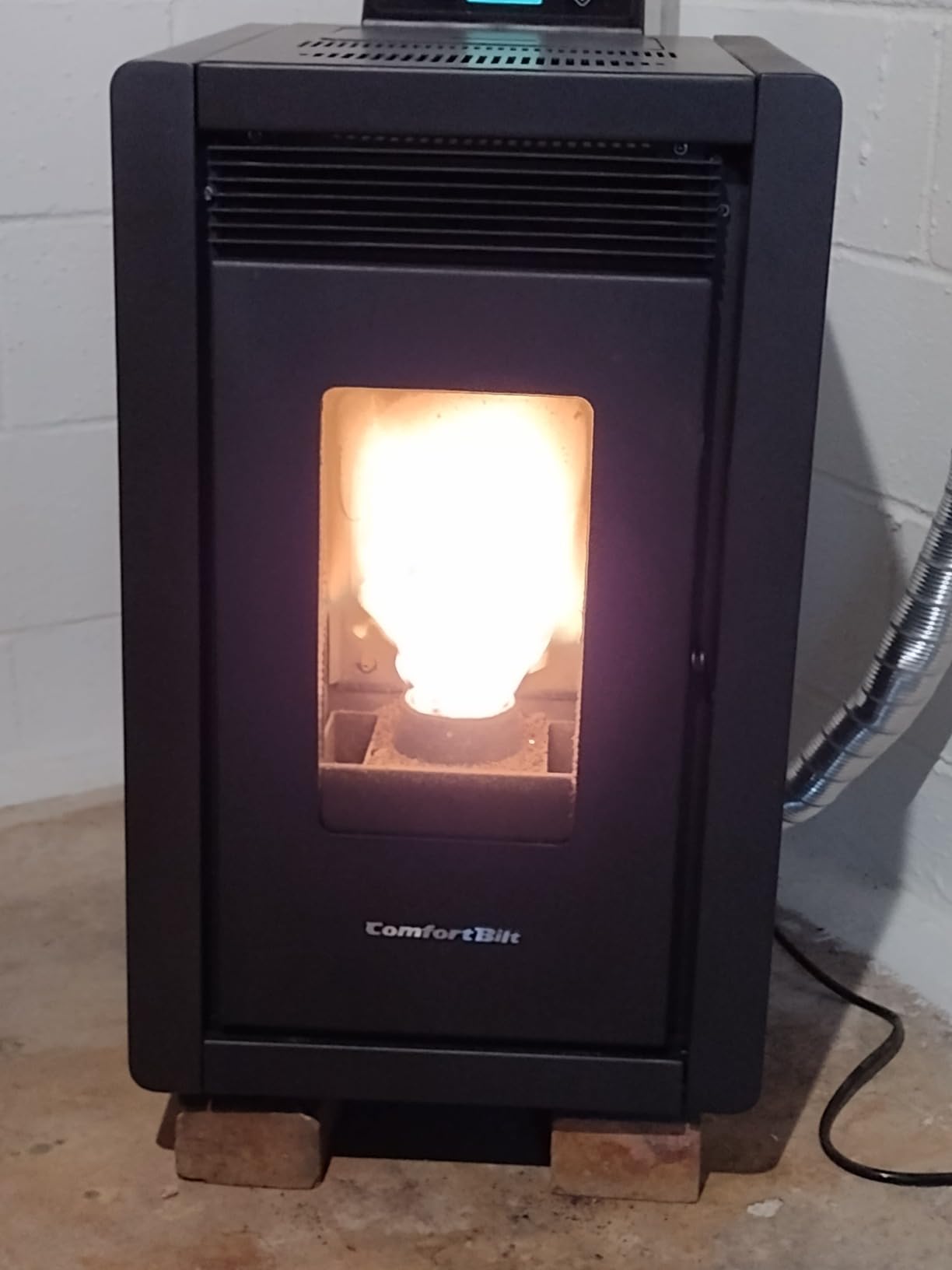 Generic Comfortbilt Small Mini Pellet Stove HP 40 1,500 ft² 25 LB Hopper Apline Series, Black customer photo 2