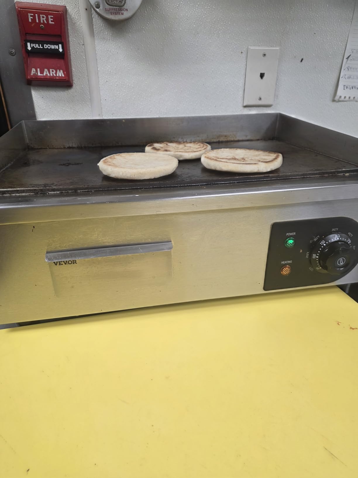 VEVOR Commercial Electric Griddle, 1600W Countertop Half-Flat Top Grill, 22in Stainless Steel Griddle Grill with 2 Shovels and 2 Brushes for Home or Restaurant, 122℉-572℉ Adjustable Temp customer photo 1