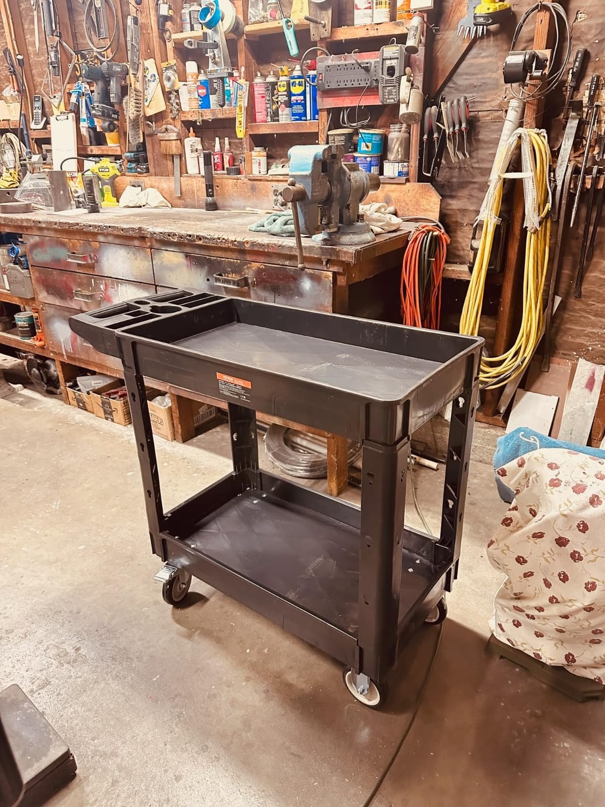 VEVOR Utility Service Cart, 2 Shelf 550LBS Heavy Duty Plastic Rolling Utility Cart, Medium Lipped Shelf, 360° Swivel Wheels, Ergonomic Storage Handle for Warehouse Garage, Black customer photo 1