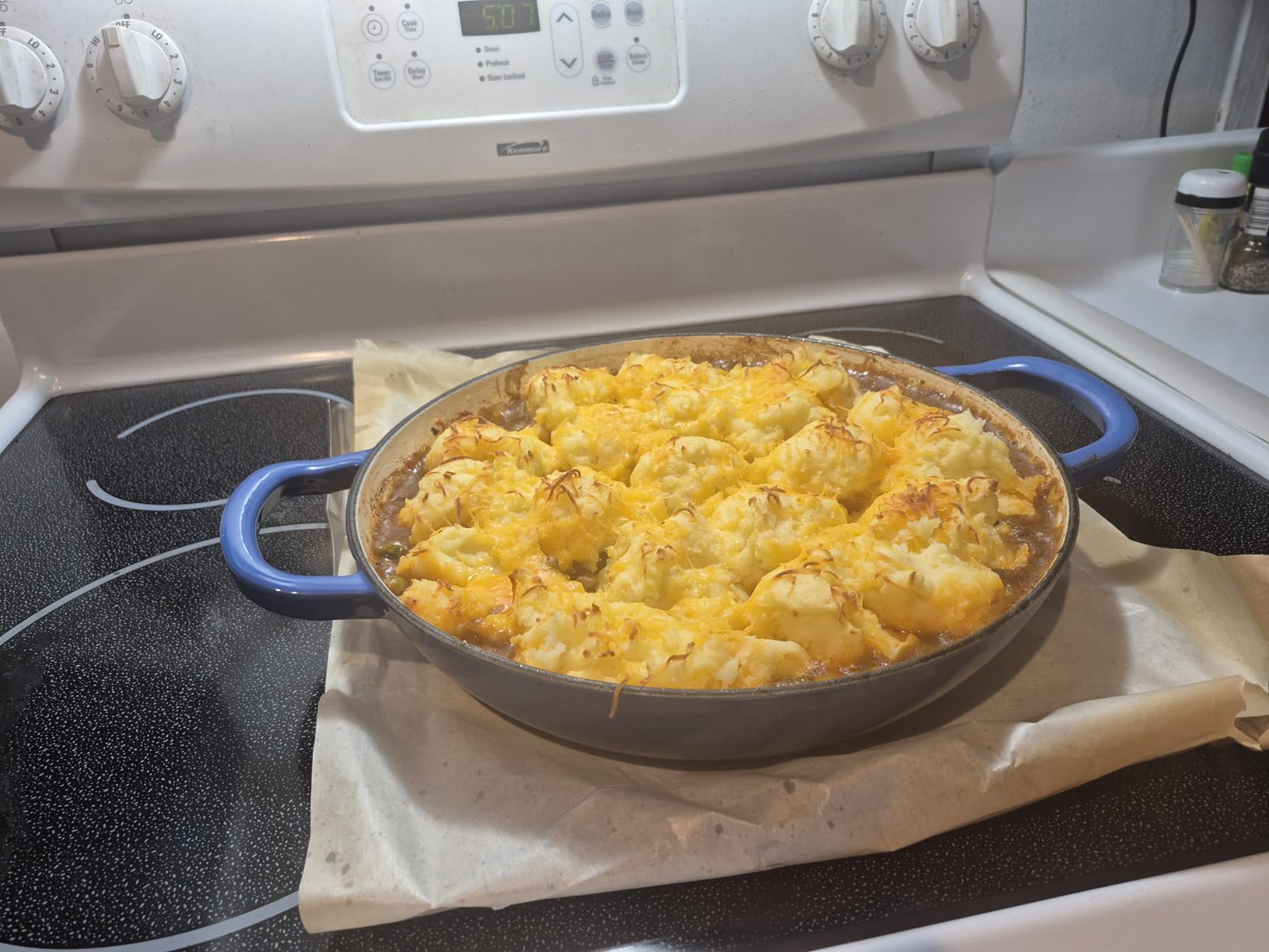 Overmont Enameled Cast Iron Dutch Oven - 3.8 QT Shallow Braiser with Recipe, Oven Safe up to 500F, Cast Iron Cookware for Grilling Searing Roasting Braising Bake customer photo 1