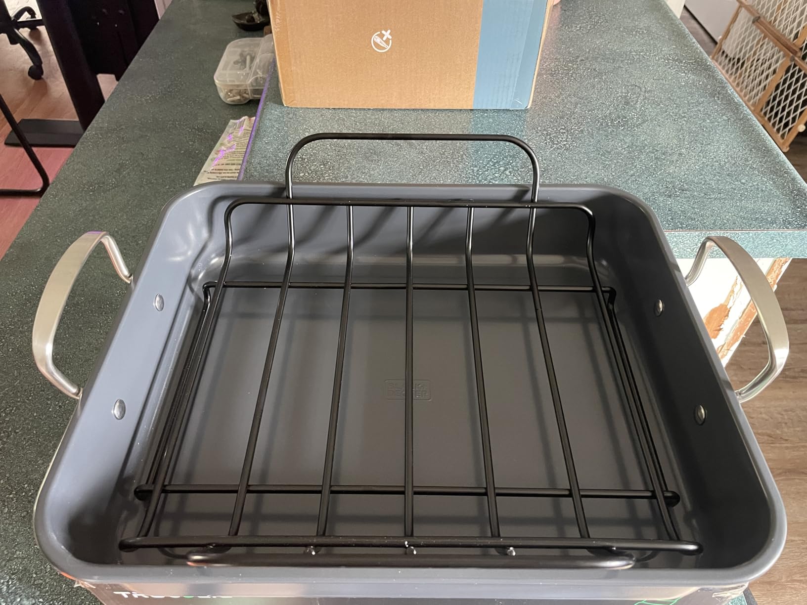 BLACK+DECKER Carbon Steel Turkey Roasting Pan with U-Shaped Rack, BDK400B | 0.8mm Carbon Steel Baking Pan with Ceramic Non-Stick Coating, For up to 24 lb. Turkey, U-Shaped Rack Included customer photo 1