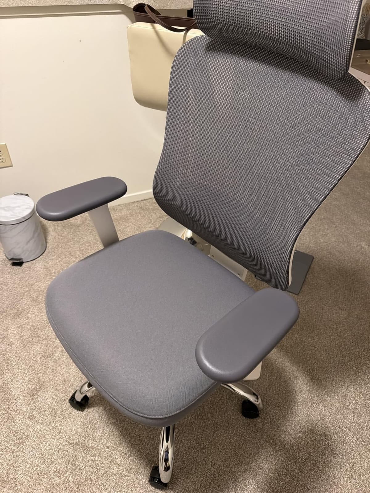 HOLLUDLE Ergonomic Mesh Office Chair - 3D Adjustable Lumbar Support & 3D Armrests, V-Shaped Back, Adjustable Desk Chair for Office & Home, White customer photo 2