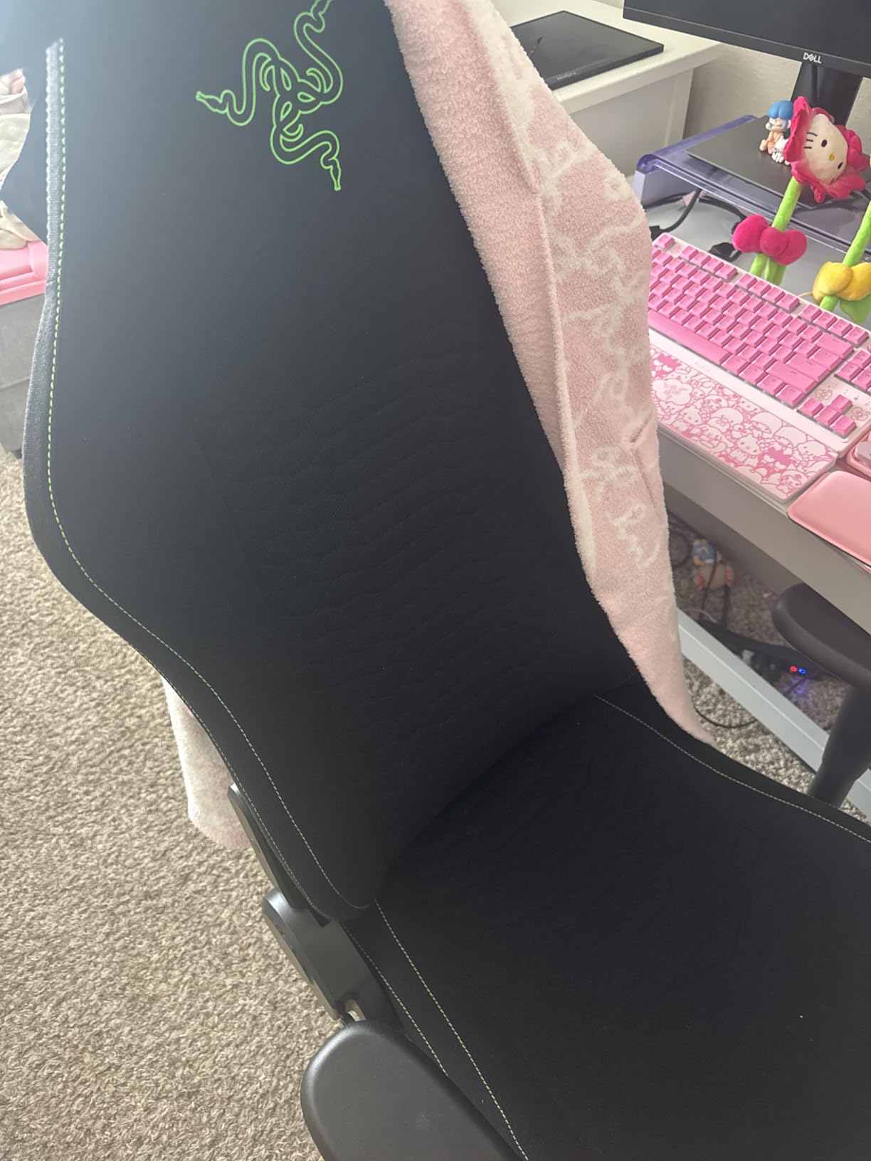 Razer Iskur V2 X Ergonomic Gaming Chair, Black | Built-In Lumbar Support, Wide Seat, High Density Foam Cushions, Adjustable 152 Degree Recline, 2D Armrests, Plush Fabric customer photo 1