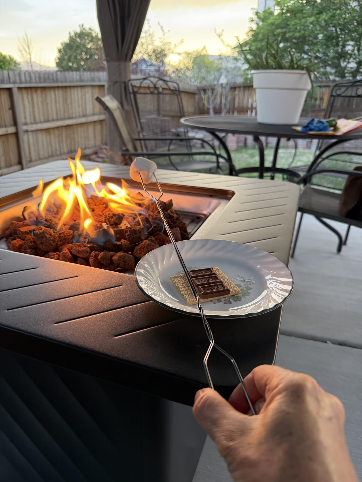 East Oak 28” Outdoor Propane Fire Pit Table | 52,000 BTU Gas Fire Pit for 2-4 People with Space-Saving Hock Lid, Mesh Pocket & Lava Rocks | CSA Certified Safe for Patio, Deck, Backyard, Black customer photo 1