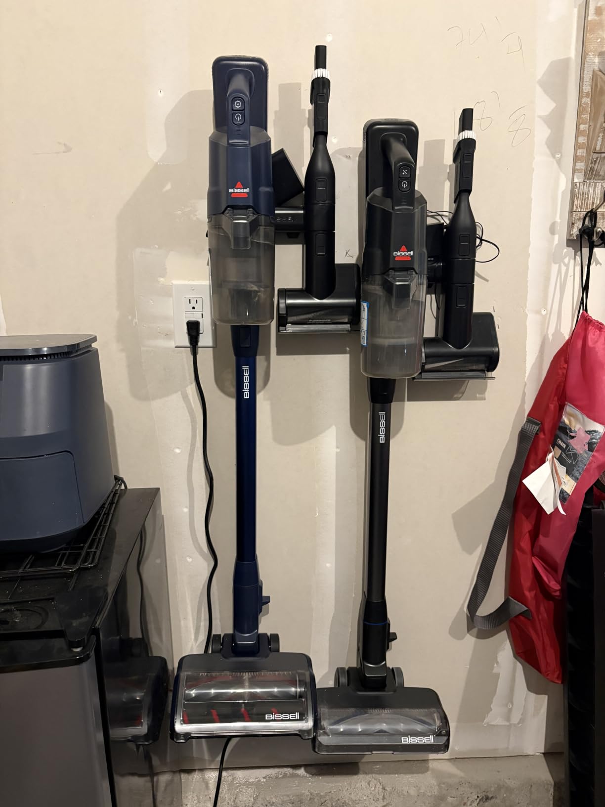 Bissell PowerClean FurGuard 280W Self-Standing Cordless Vacuum, 4039 | Self-cleaning brush roll; wall mount; removable battery; upholstery tool; 280W strong suction customer photo 2