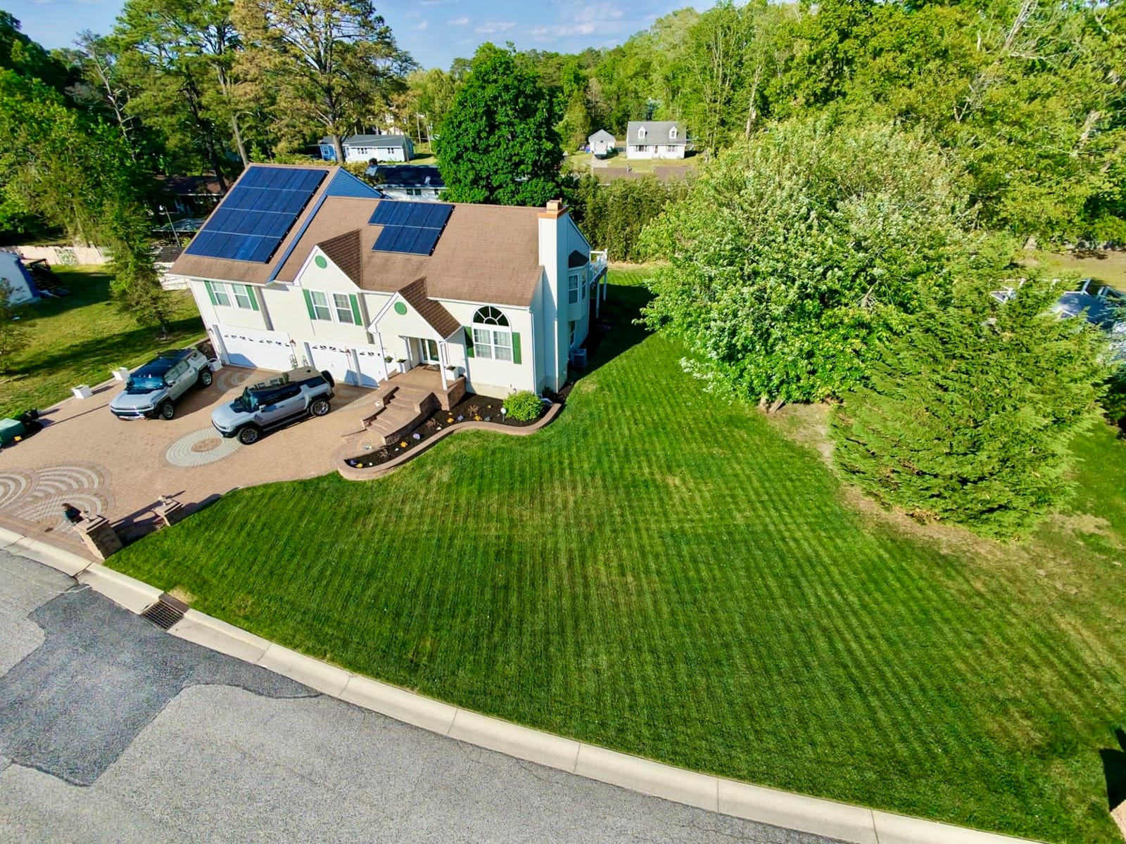 Husqvarna 410iQ ½ Acre Wire-Free, 45% Slope, app Based, Robot Lawn Mower customer photo 2