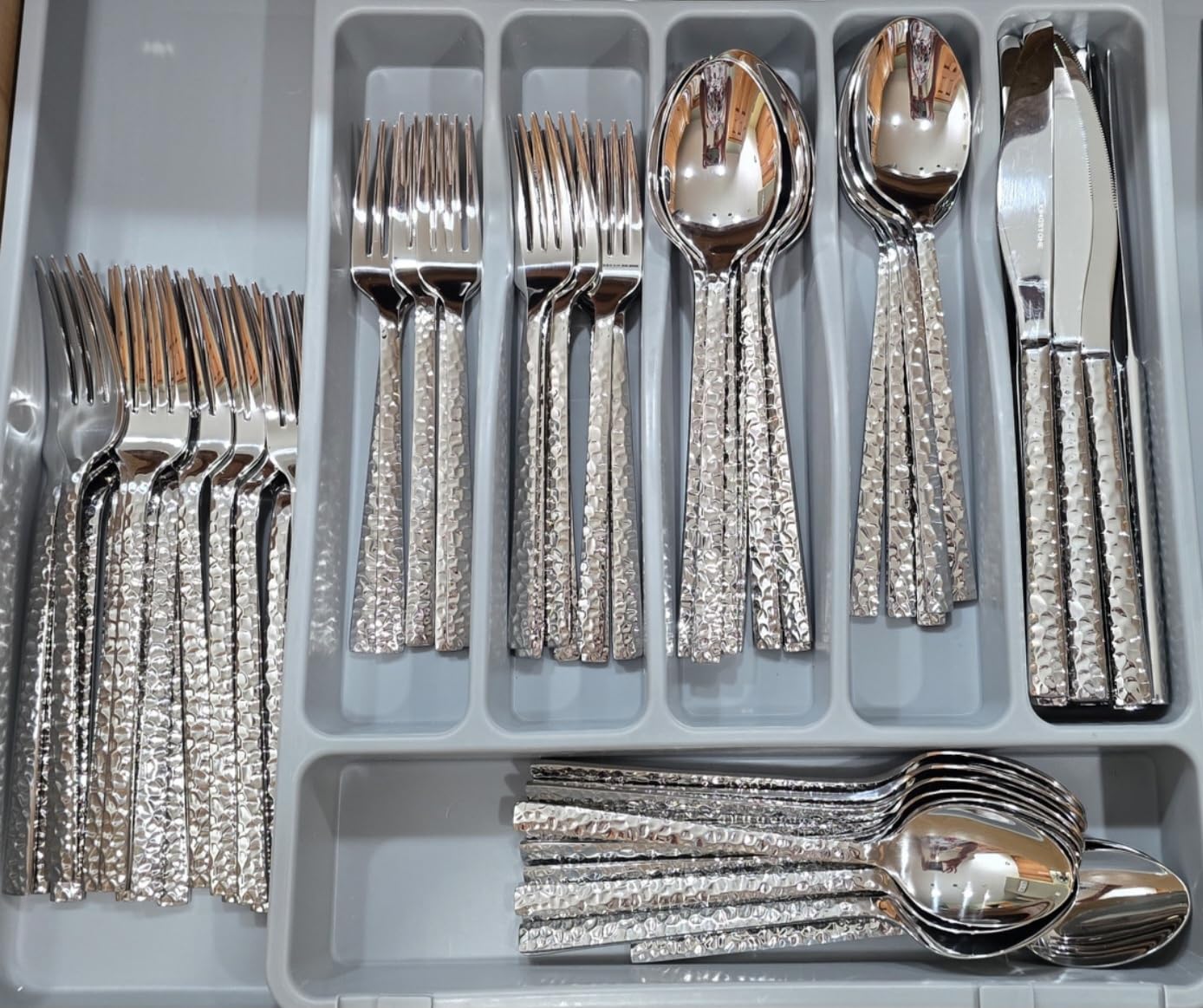 KINGSTONE 40 Piece Hammered Silverware Set, 18/10 Stainless Steel Flatware Set for 8, Cutlery Set for Home, Party, Wedding, Mirror Polished Dishwasher Safe customer photo 1
