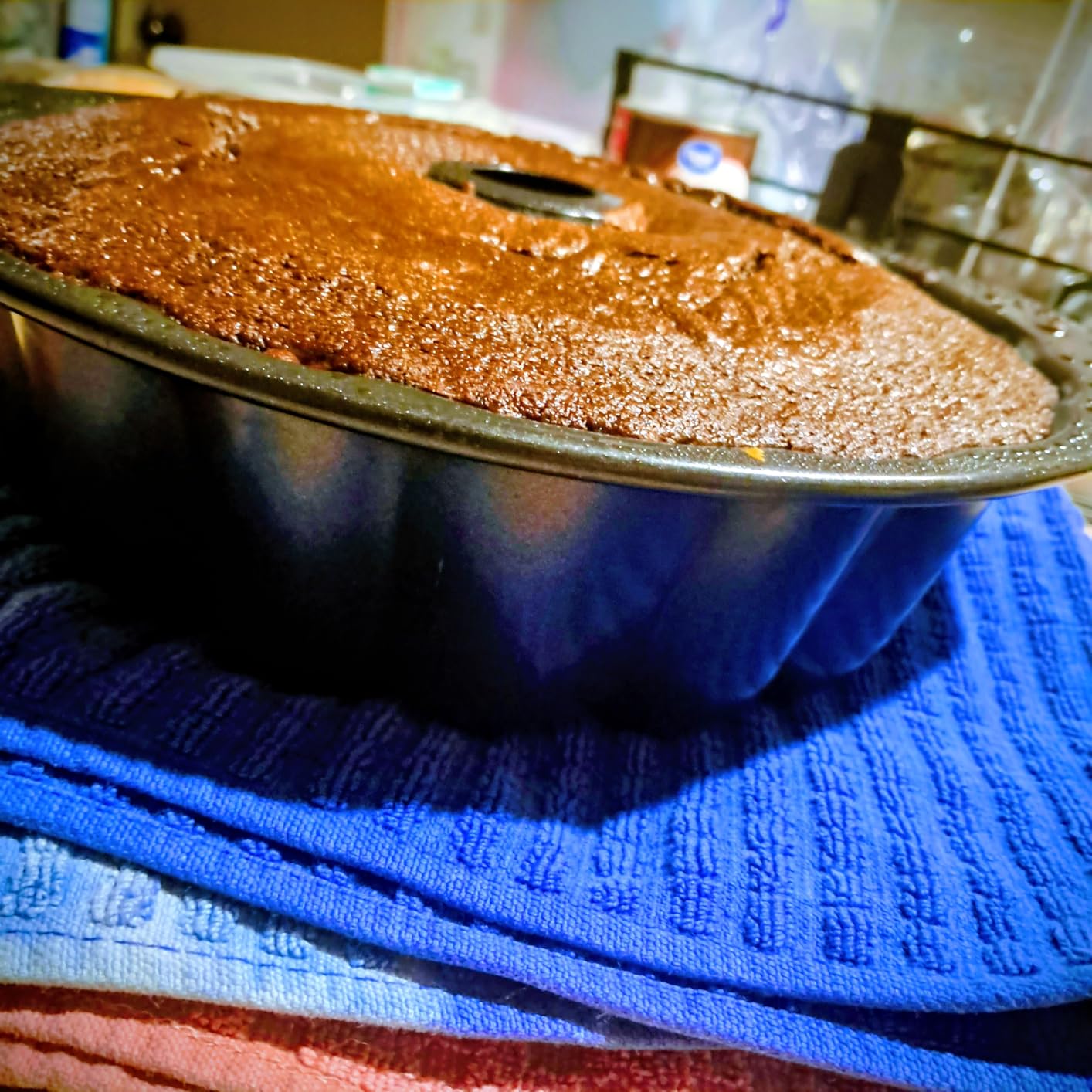 Amazon Basics Nonstick Carbon Steel Fluted Cake Pan, Dishwasher and Oven-Safe, 10 inch, Black customer photo 2