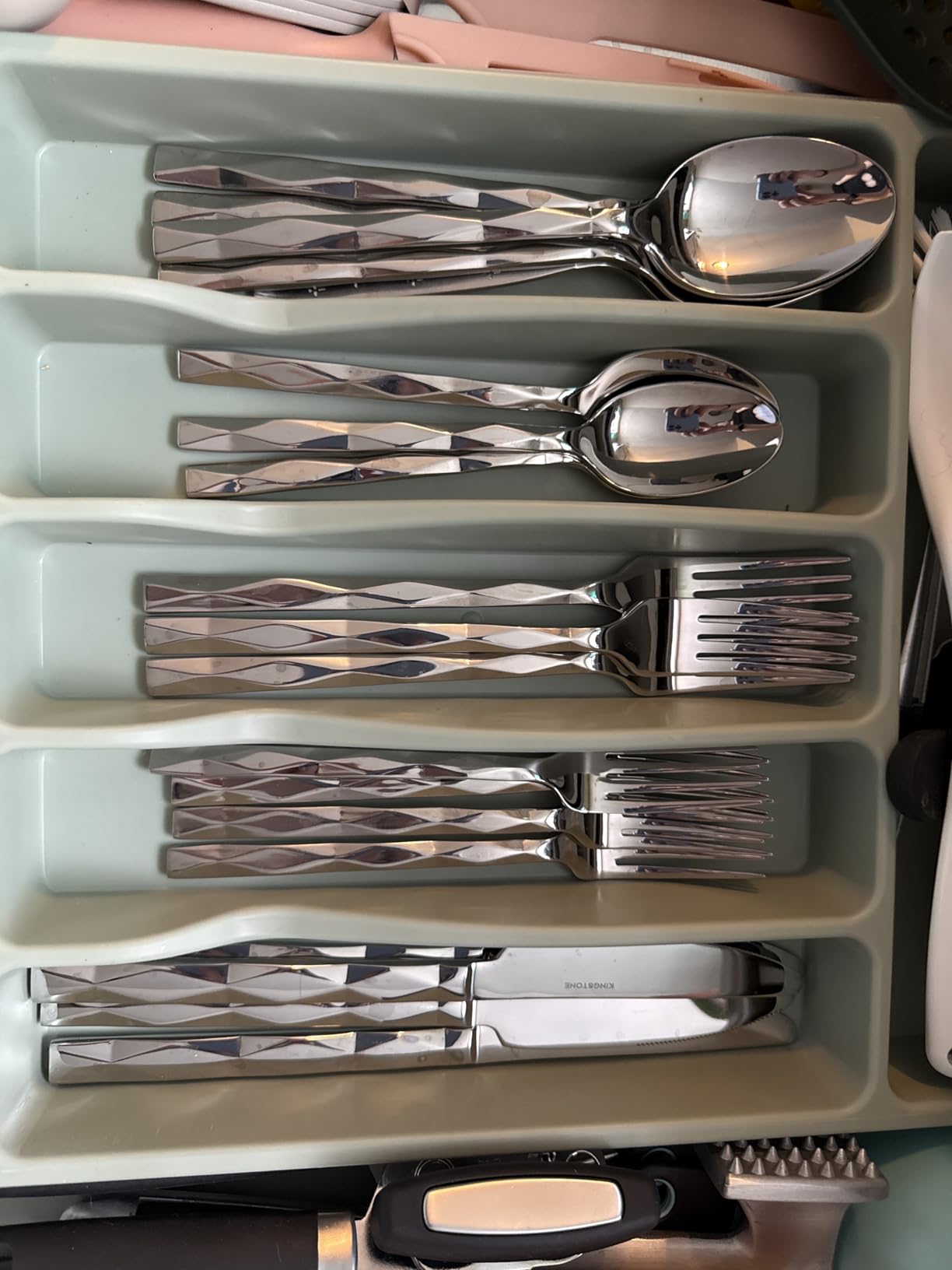 KINGSTONE Gold Silverware Set, Luxury 40 Piece Flatware Set for 8, 18/10 Stainless Steel Cutlery Set with Diamond Cut Pattern for Kitchen, Home, Wedding, Party, Mirror Polished and Dishwasher Safe customer photo 2