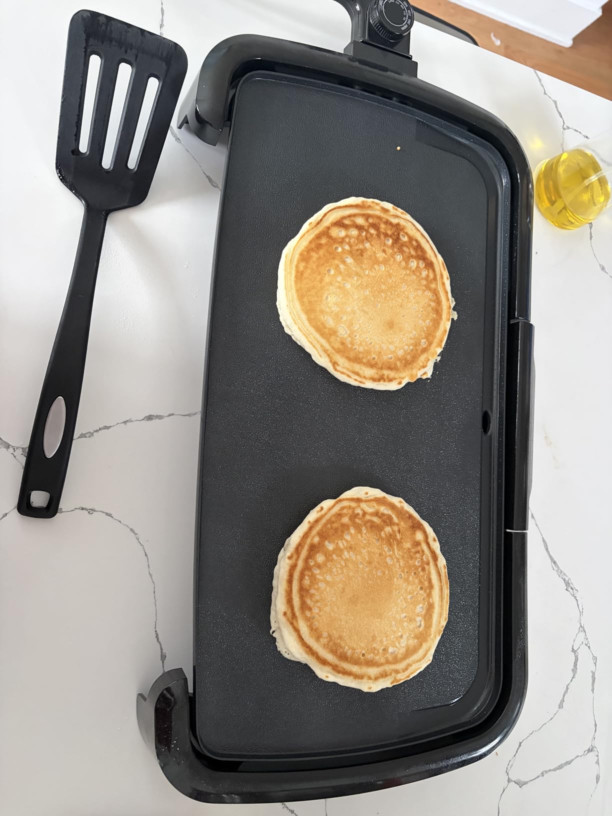 Amazon Basics Electric Griddle with Nonstick Ceramic Coating, Adjustable Temperature, Detachable Dishwasher Safe Plate, Drip Tray, 10 x 20 inches, Black customer photo 1