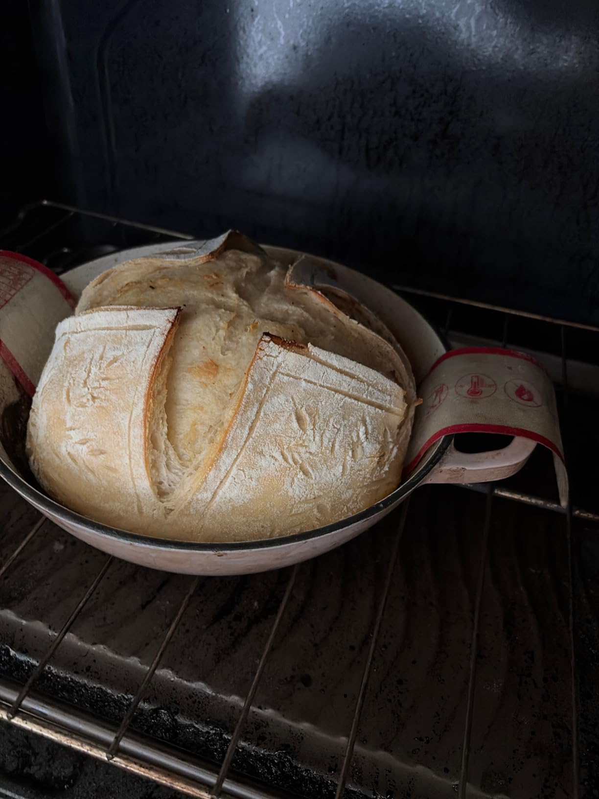 Enameled Round Cast Iron Bread Oven, 6 Qt Cast Iron Dutch Oven for Homemade Sourdough Bread Baking, Bread Pot with Dome Lid & Cotton Potholders (Cream White) customer photo 2