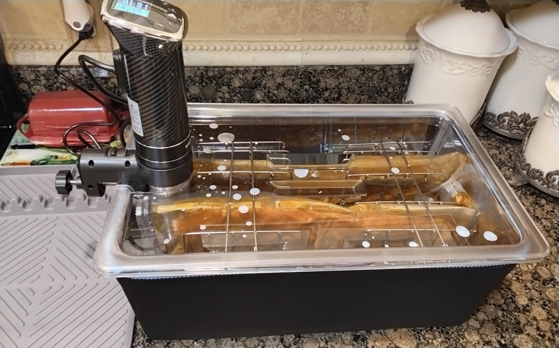 HOMENOTE Large Sous Vide Container 26 Quarts with Lid,Complete Sous Vide Accessories Kit BPA Free,Compatible with Anova and Most Sous Vide Cookers（Comes with 2 Sous Vide Racks and Insulating Sleeve） customer photo 1