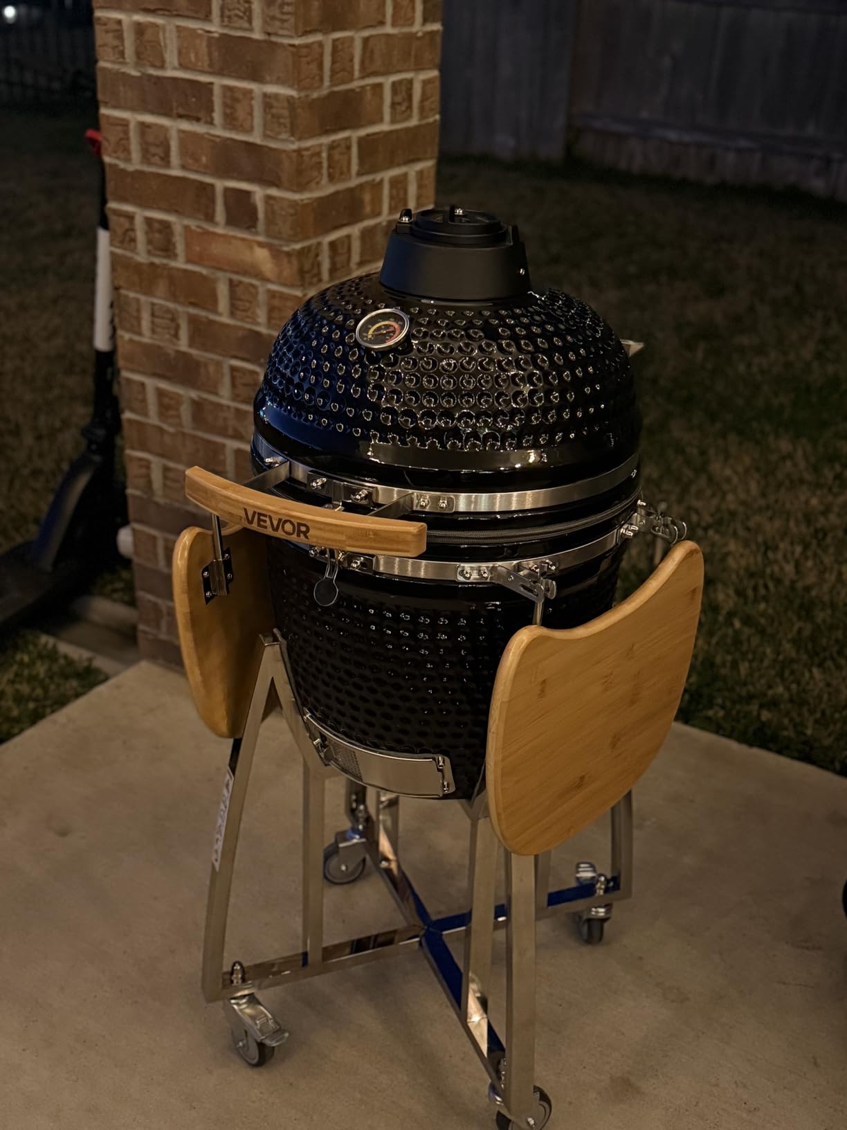 VEVOR Charcoal Smoker and Grill, 18-inch Kamado Charcoal BBQ Smoker, Movable Ceramic Barbecue Grill with 4 Wheels (2 Lockable), Built-in Thermometer, Air Vents and Side Shelf customer photo 2