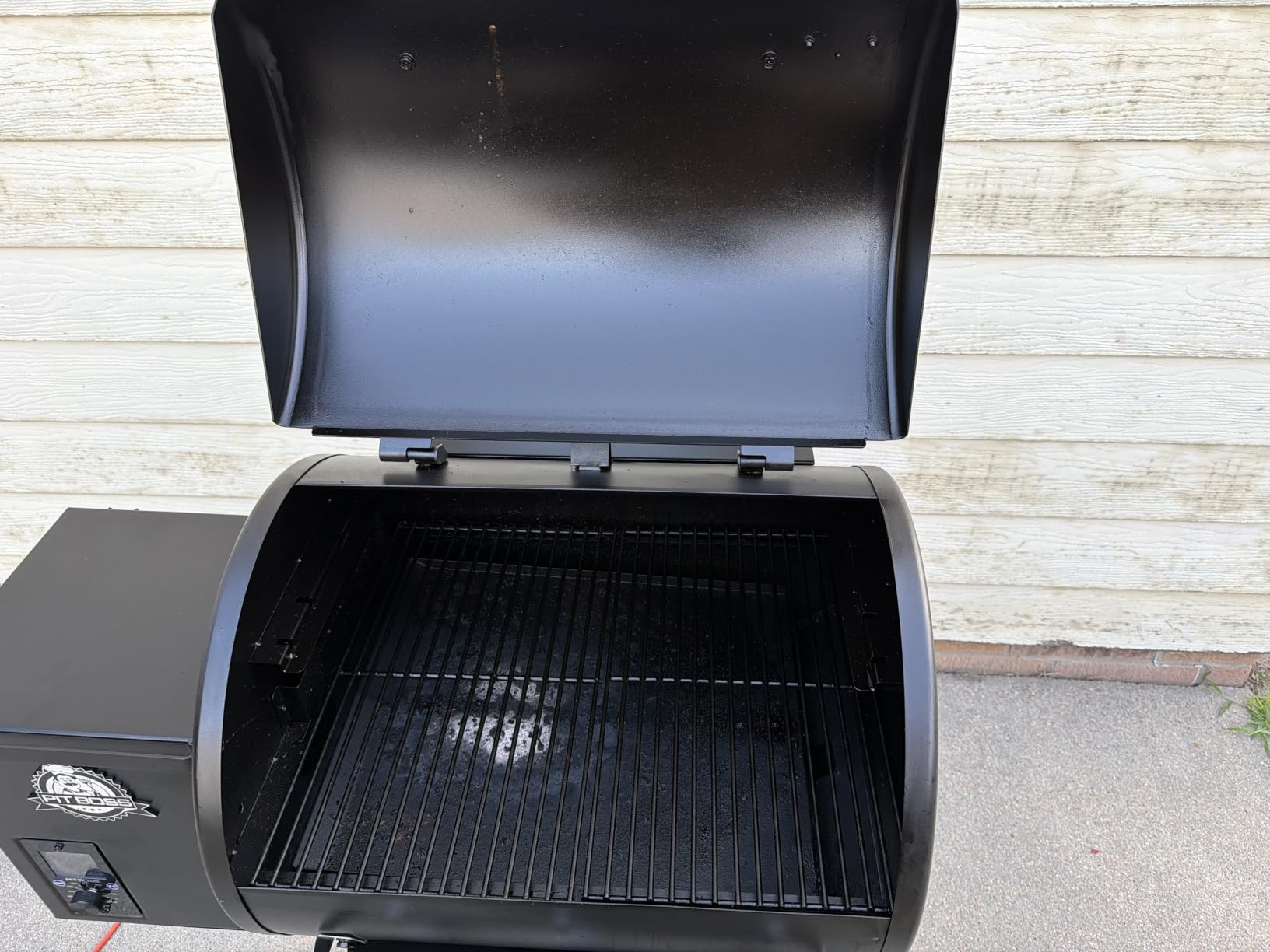 Pit Boss 700 Carbon Series Wood Pellet Grill & Smoker with LCD Digital Controller, 718-Sq. in. Cooking Space, 180°F to 500°F Temperature Range, Meat Probe, 13.5 lb. Pellet Hopper, Black customer photo 1