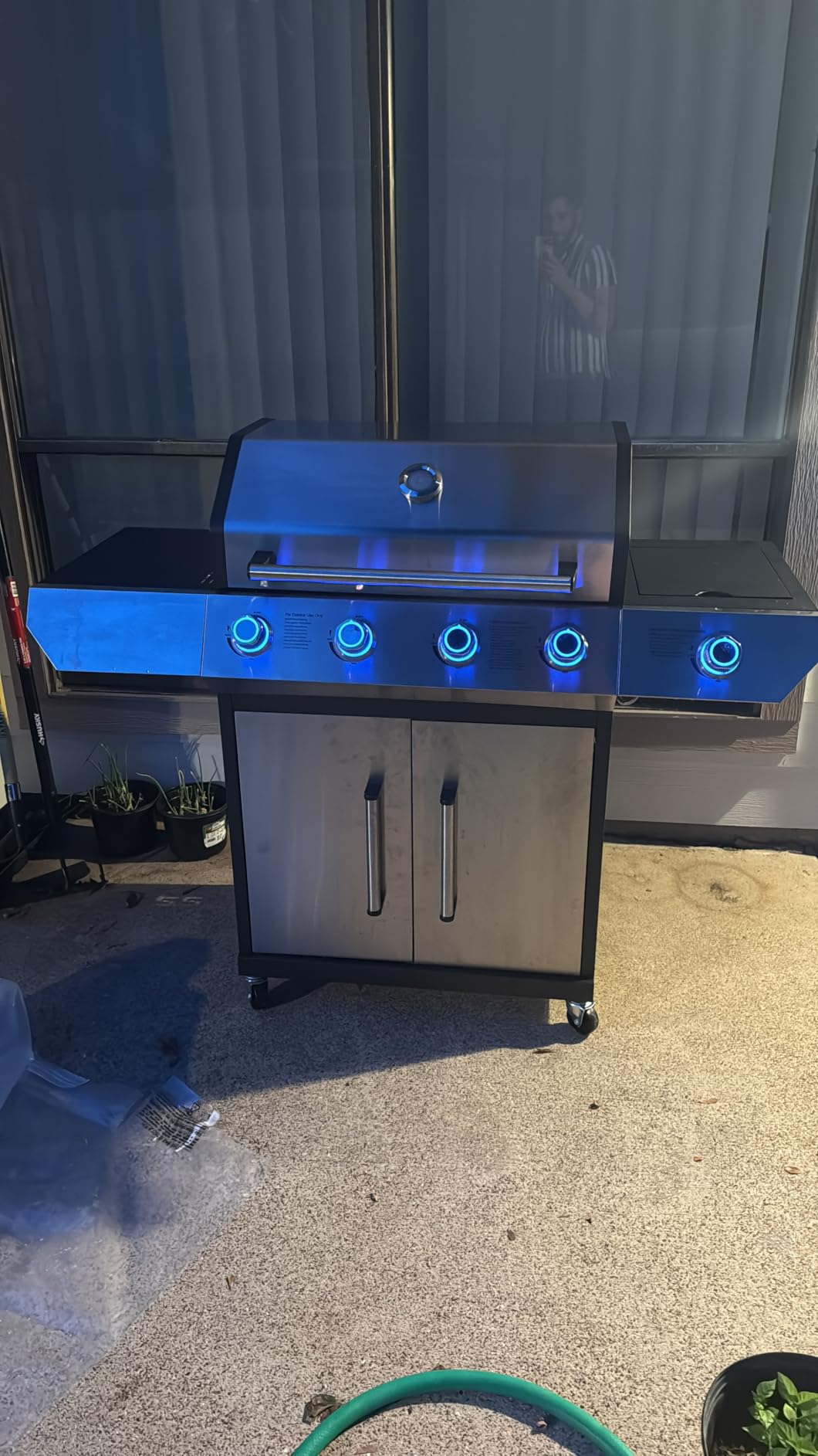 SKOK 4 Burner Propane Gas Grill with Infrared Side and Rear Burners, Outdoor BBQ Grill with Cast Iron Grates, Barbecue Grill with Wheels, 60,000BTU Output customer photo 1