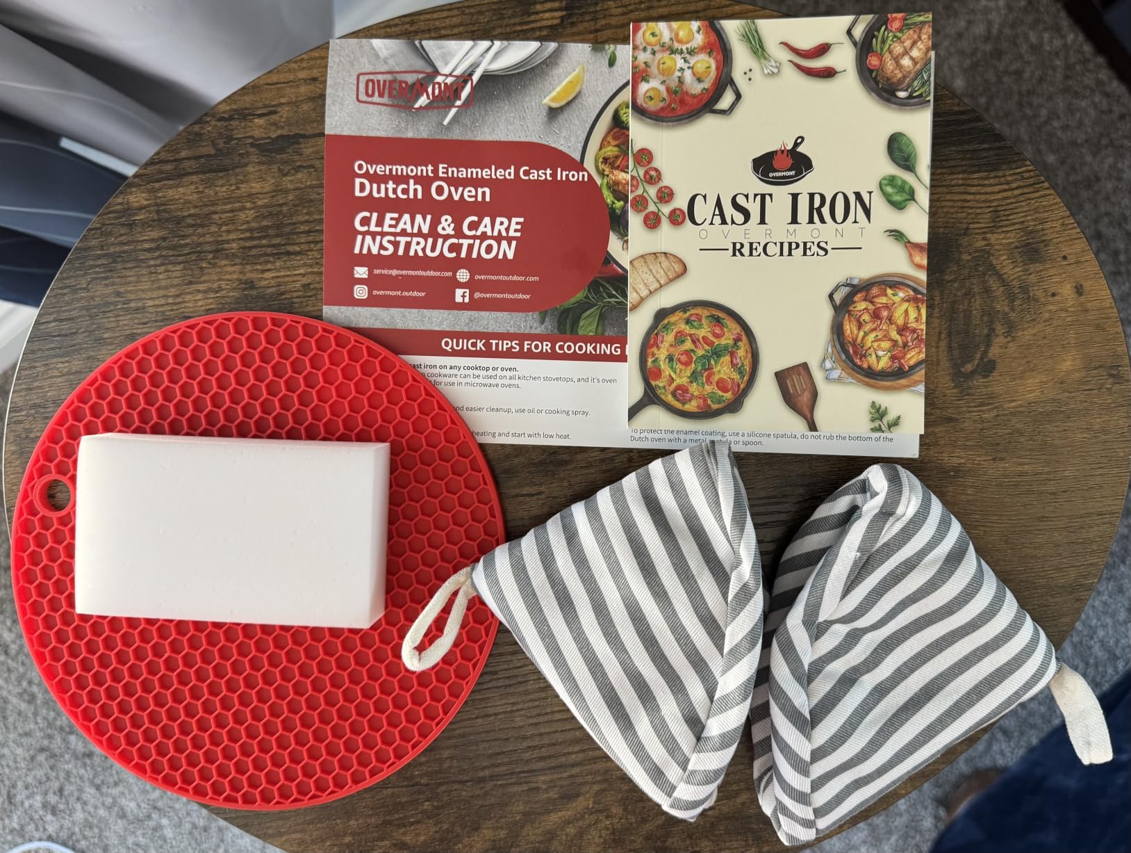 Overmont Enameled Cast Iron Dutch Oven - 5.5QT Pot with Lid Cookbook & Cotton Potholders - Heavy-Duty Cookware for Braising, Stews, Roasting, Sourdough Baking, White customer photo 1