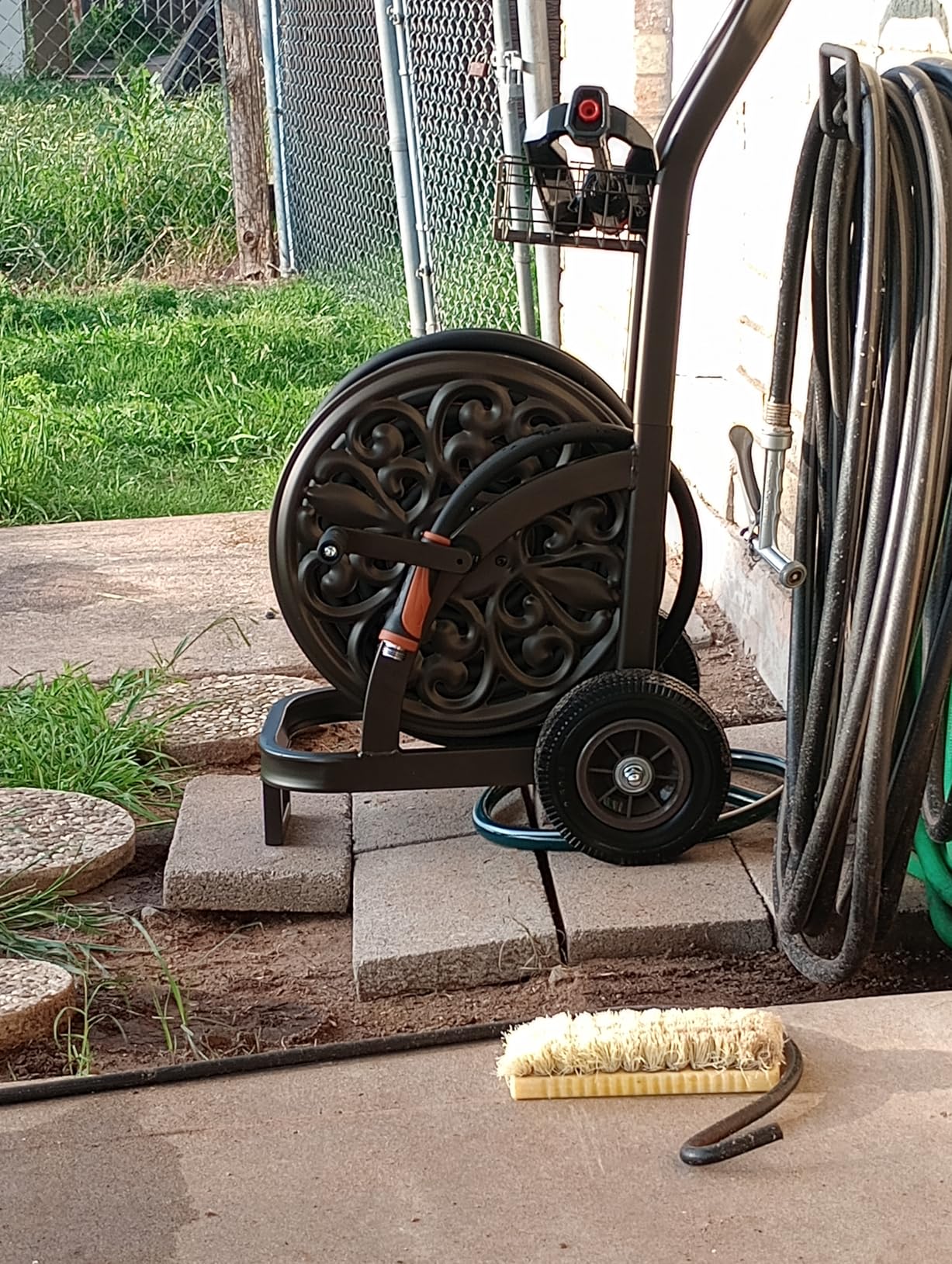 GOFORWILD Heavy Duty Steel Garden Hose Reel Cart with Wheels, Holds 200ft of 5/8 Hose, Storage Basket, Anti-Tip Design, Mobile Water Reel for Lawn, Yard, Garden customer photo 2