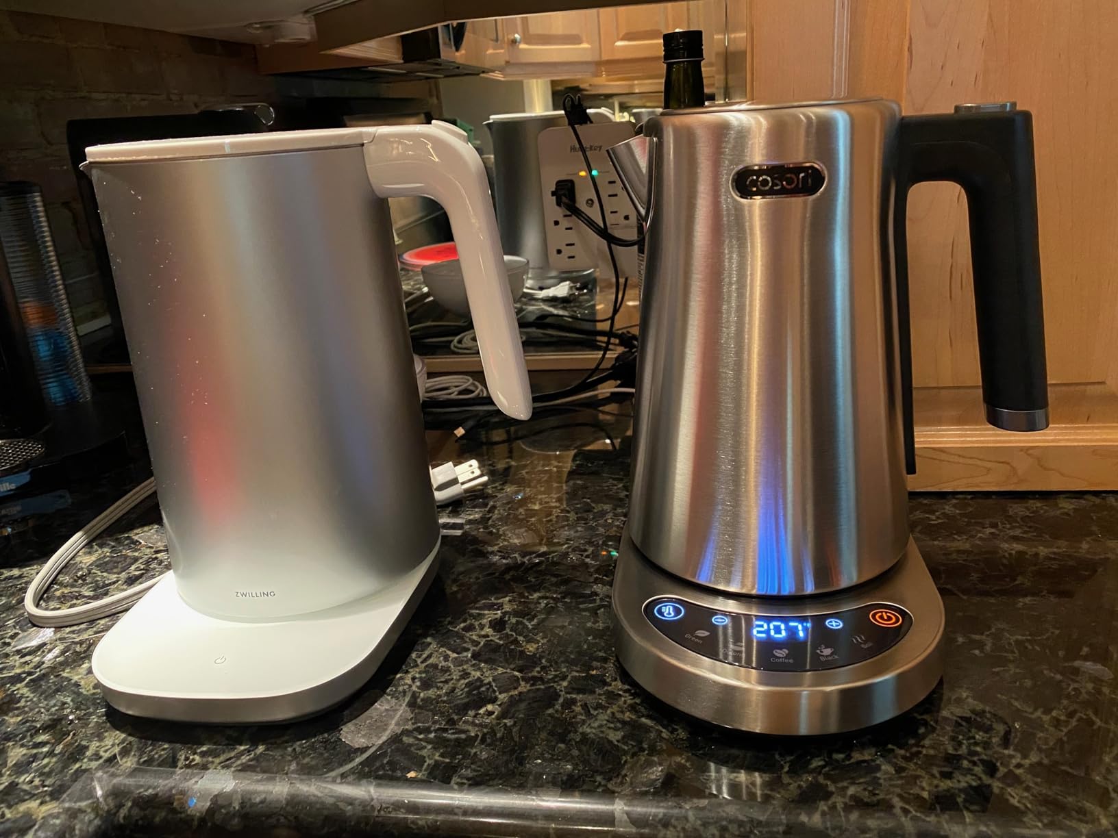 Cosori Stainless Steel Electric Kettle with Temperature Control, 1.7L | No Plastic Contact with Water, 5 Presets, ±5°F Temp Control, 60-Min Keep Warm, Dual Lid Opening, Tea, Coffee & Hot Water customer photo 1