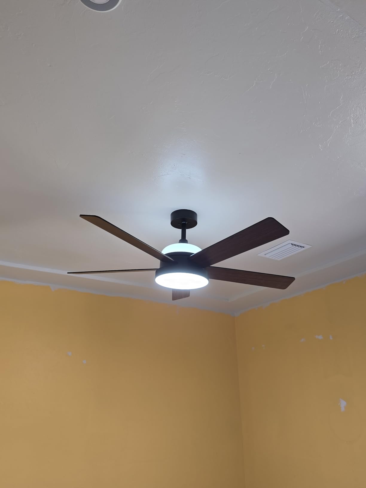 Govee Ceiling Fans with Lights and Remote, RGBIC Smart 52'' flush mount | Reversible DC Motor, Dimmable, 2800lm, Low Profile Ceiling Fan for Bedroom, Living Room, Black customer photo 1