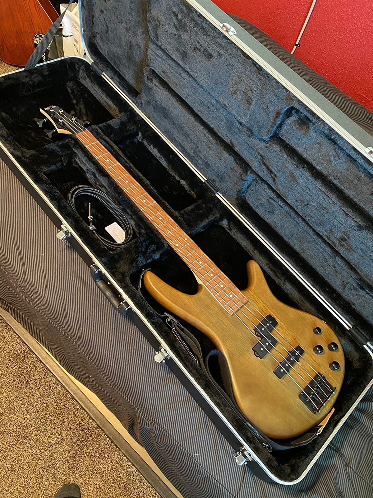 Gator Cases Deluxe ABS Molded Guitar Case for Electric Bass Guitars (GC-BASS) customer photo 1