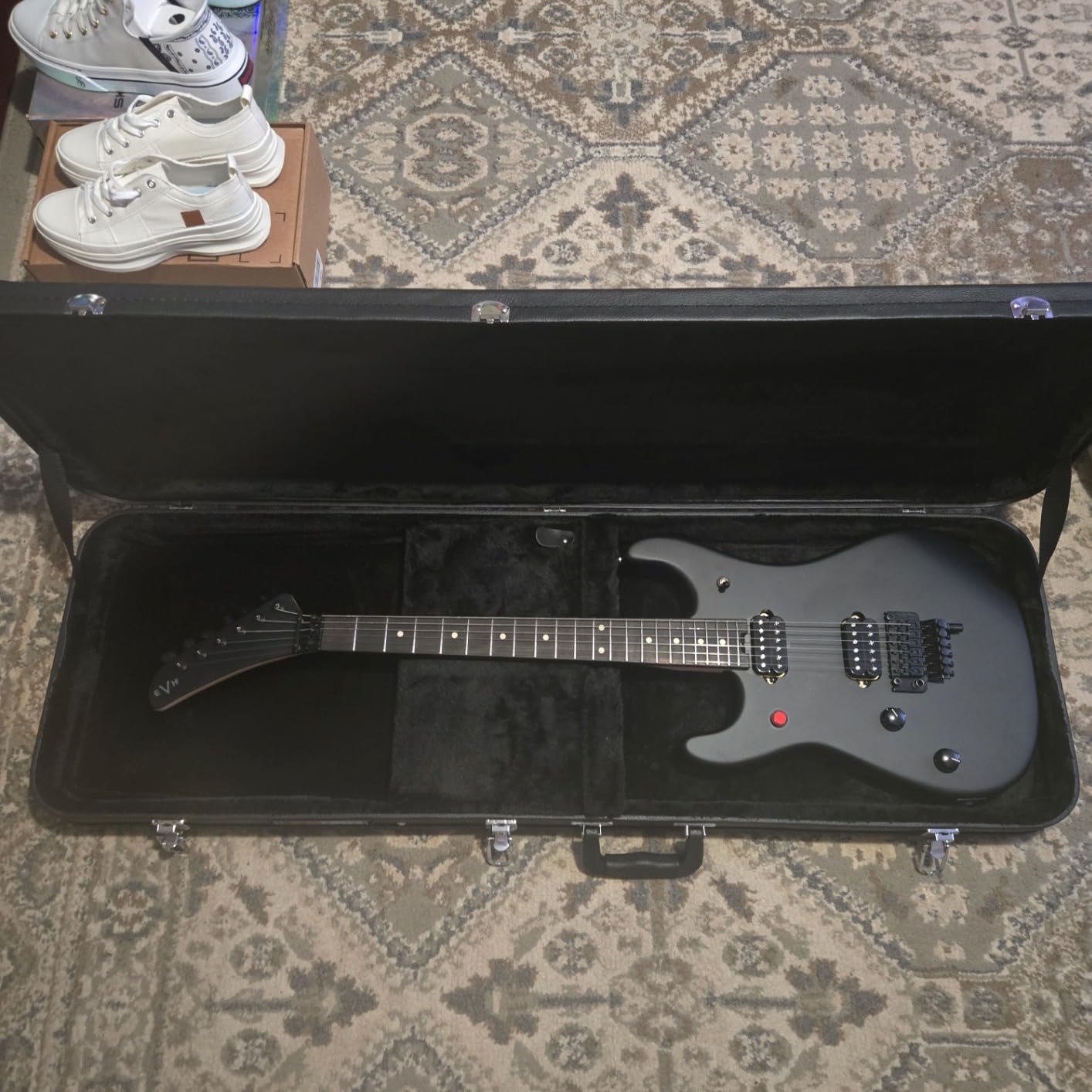 Gator Cases Hard-Shell Wood Case for Standard Electric Guitars, Fits Fender Strat/Tele Style (GWE-ELEC) customer photo 1