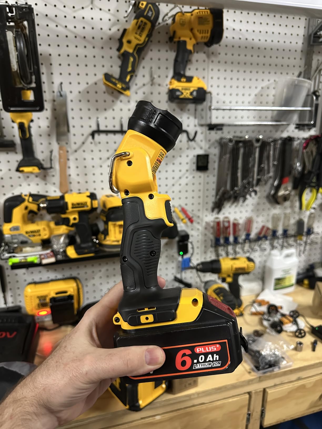 DEWALT 20V MAX* LED Work Light/Flashlight (DCL040) customer photo 1