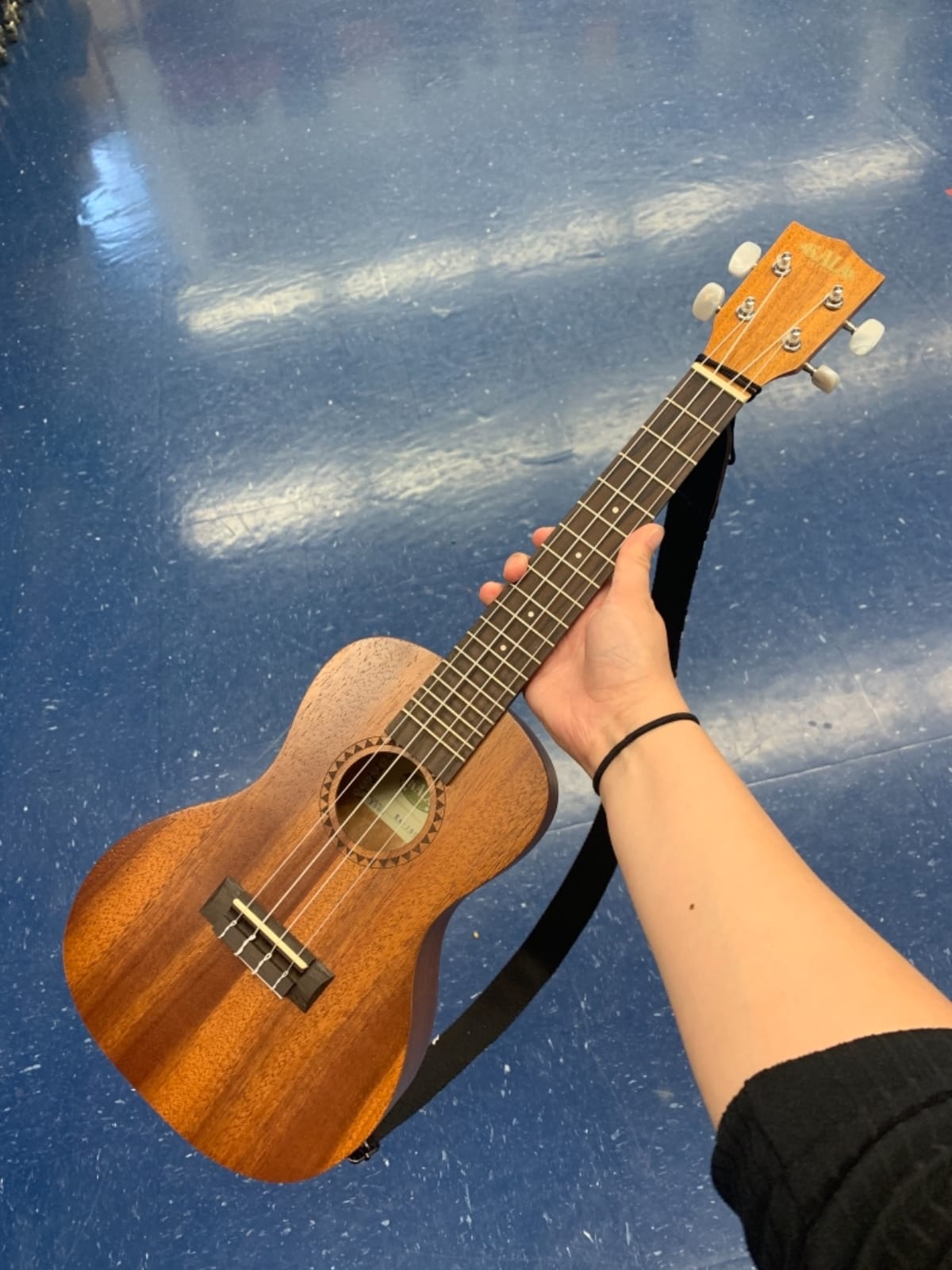 Kala KA-15S Satin Mahogany Soprano Ukulele Bundle with Gig Bag, Tuner, Strap, Austin Bazaar Instructional DVD, and Polishing Cloth customer photo 2