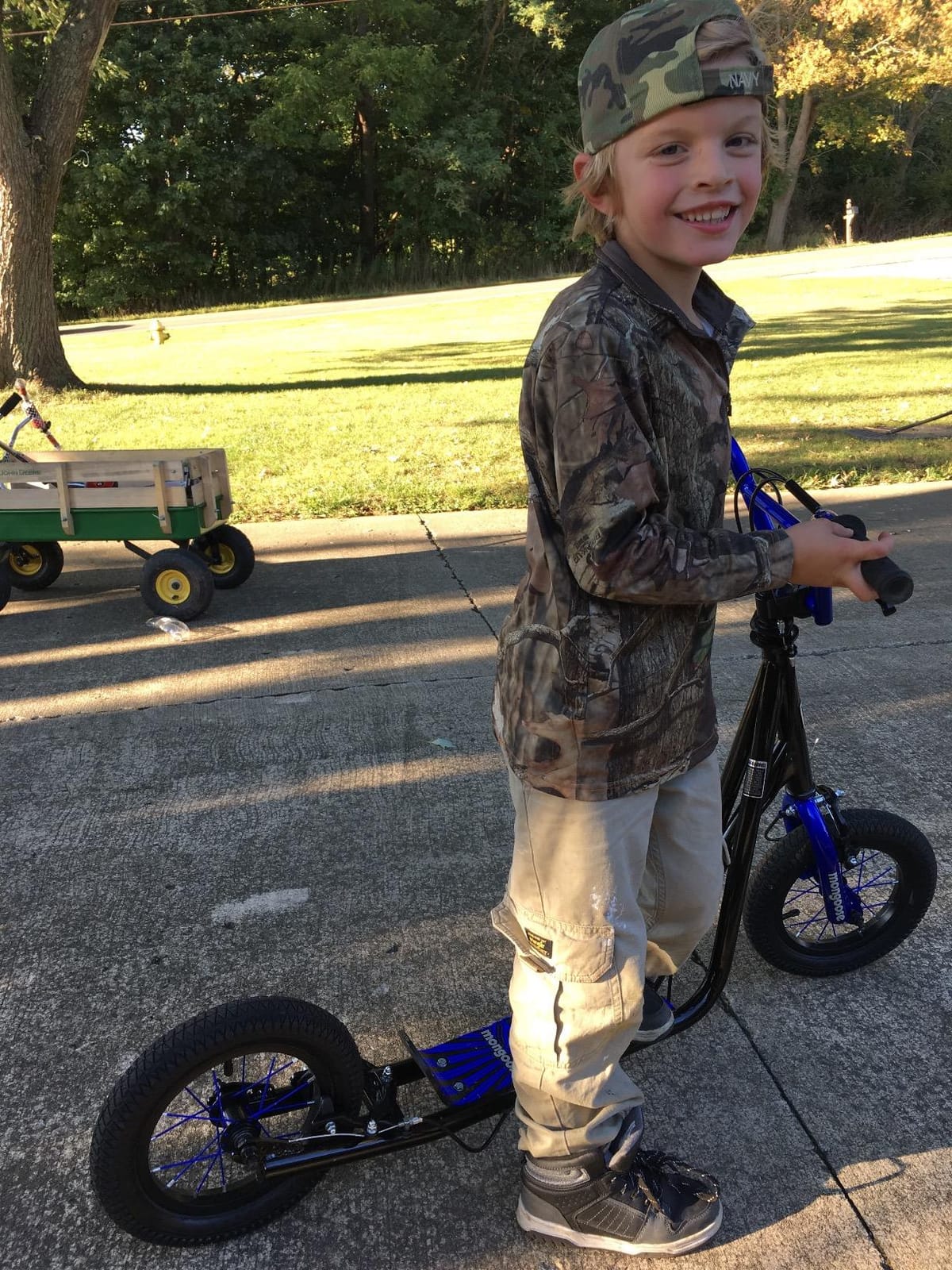 Mongoose Expo Kick Scooter, BMX-Style Handlebar & Brake Cable Rotor, Wide Foot Deck for Kids Youth Boys Girls Ages 6 and Up, Rear Axle Pegs, 12-Inch Air Tires, and Max. Weight of 175 lbs. customer photo 1