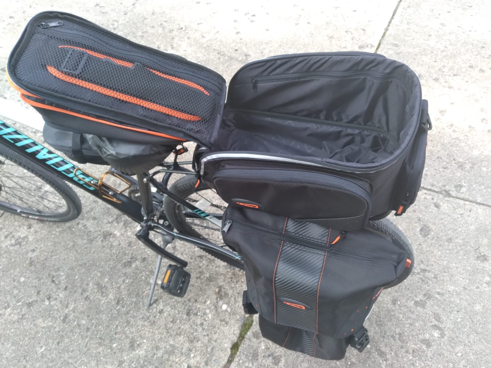 Ibera Bike Bag Expandable Commuter 17-23L - Clip-On Bike Rack Bag with Panniers & Strap - Hard Base, Reflective Trim & Taillight Ready - Ideal for Commuting & Touring - PAKRAK ONLY FOR IBERA RACKS customer photo 1