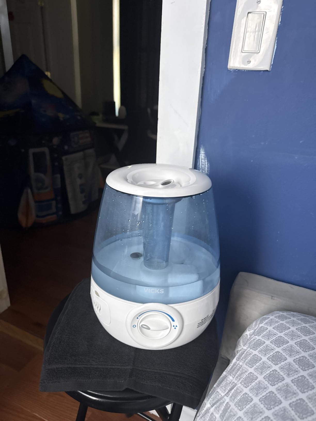 Vicks Filter-Free Ultrasonic Humidifier for Bedroom or Nursery 1.2 Gal Tank customer photo 1