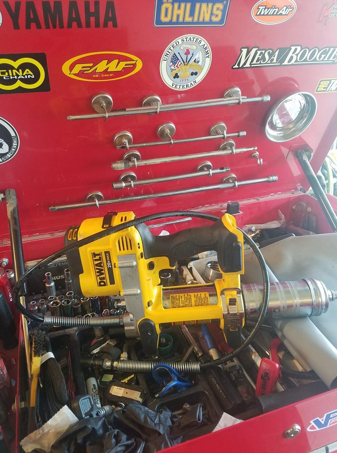 DEWALT Grease Gun 20V MAX, Cordless Electric Grease Gun 42” Hose, 10,000 PSI, Variable Speed Triggers, Tool Only (DCGG571B) customer photo 1