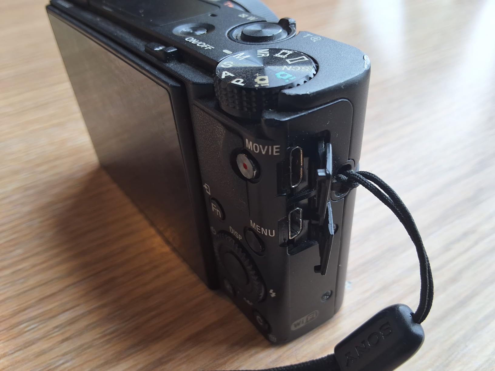 Sony RX100 III 20.1 MP Premium Compact Digital Camera w/1-inch Sensor and 24-70mm F1.8-2.8 ZEISS Zoom Lens (DSCRX100M3/B), 6in l x 4.65in w x 2.93in h, Black customer photo 1