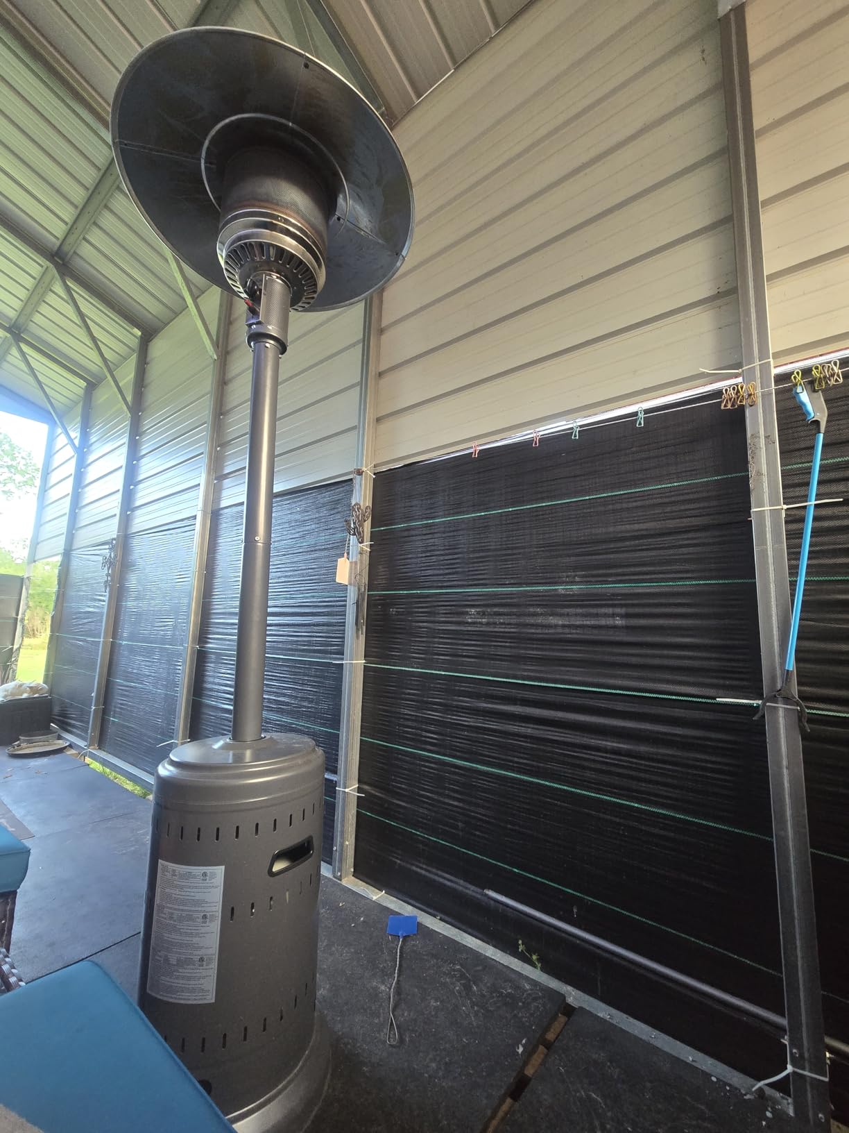Amazon Basics 46,000 BTU Portable Outdoor Propane Patio Heater with Wheels, Commercial & Residential, Easy to Use, with Water Tank, Havana Bronze, 32.1 x 32.1 x 91.3 inches customer photo 1