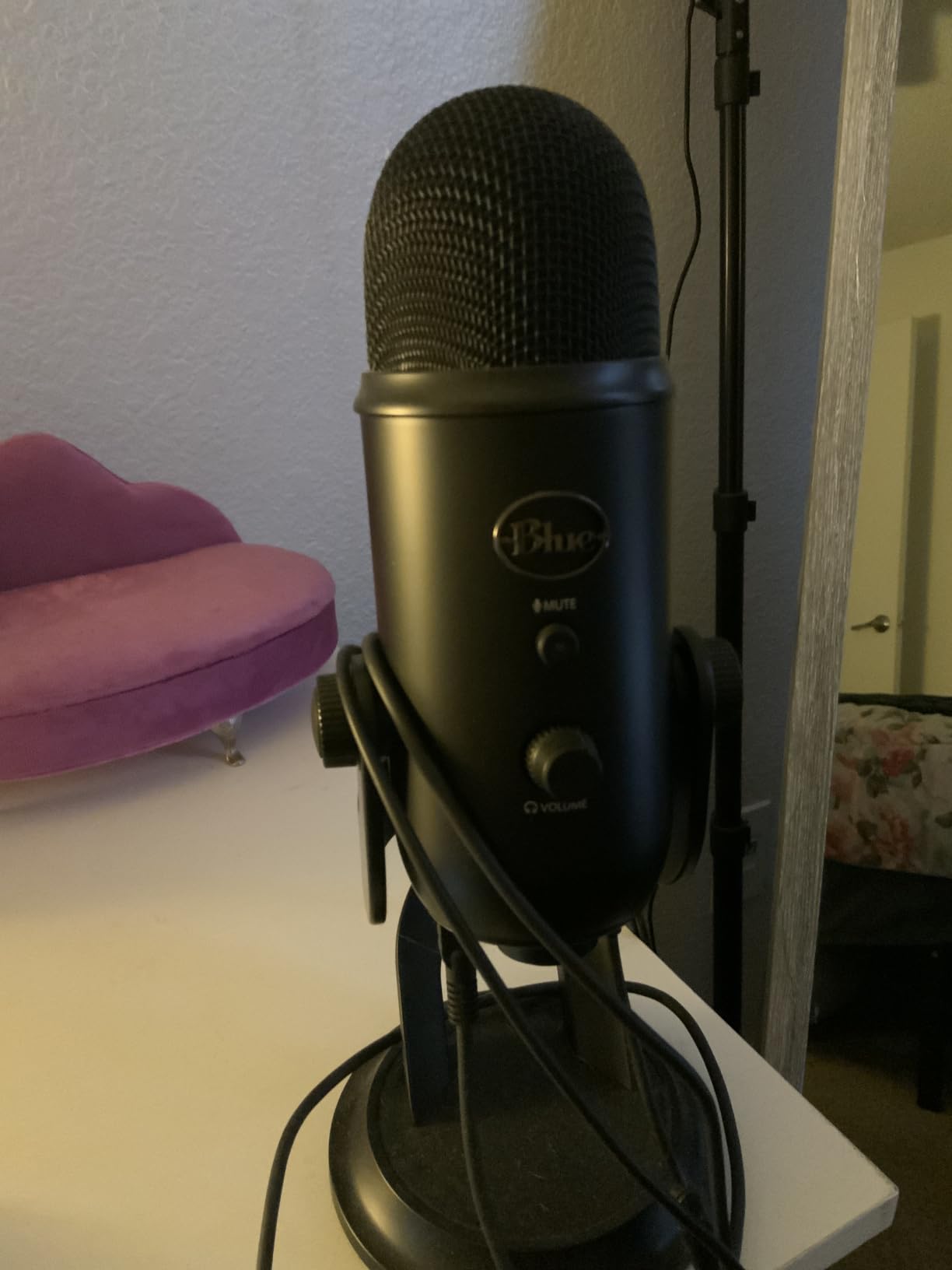 Logitech Creators Blue Yeti USB Microphone for PC, Mac, Gaming, Recording, Streaming, Podcasting with Blue VO!CE effects, 4 Pickup Patterns customer photo 1