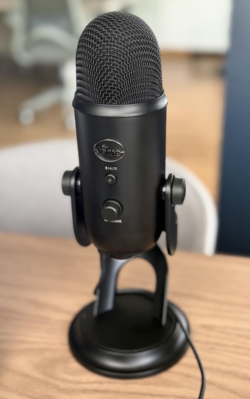 Logitech Creators Blue Yeti USB Microphone for PC, Mac, Gaming, Recording, Streaming, Podcasting with Blue VO!CE effects, 4 Pickup Patterns customer photo 2