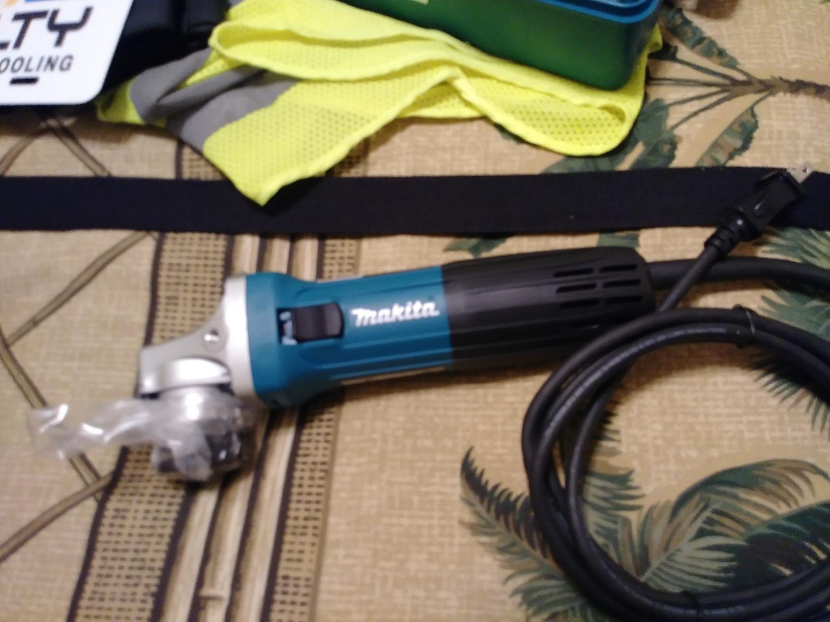 Makita HR2641X1 SDS-PLUS 3-Mode Variable Speed AVT Rotary Hammer with Case and 4-1/2