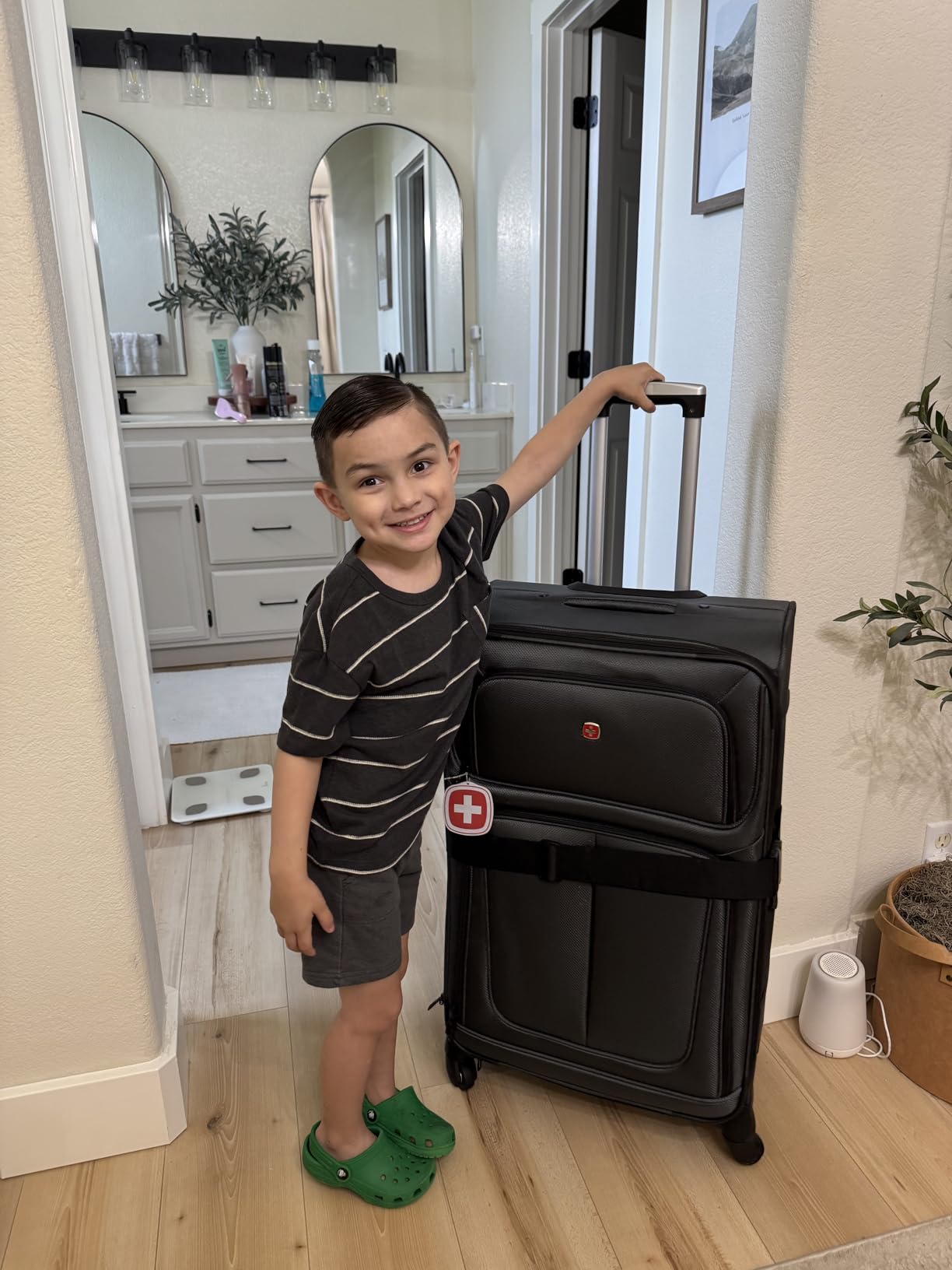 SWISSGEAR Sion Softside Expandable Spinner Luggage Durable Lightweight Travel Suitcase, Dark Grey, Checked-Large customer photo 2