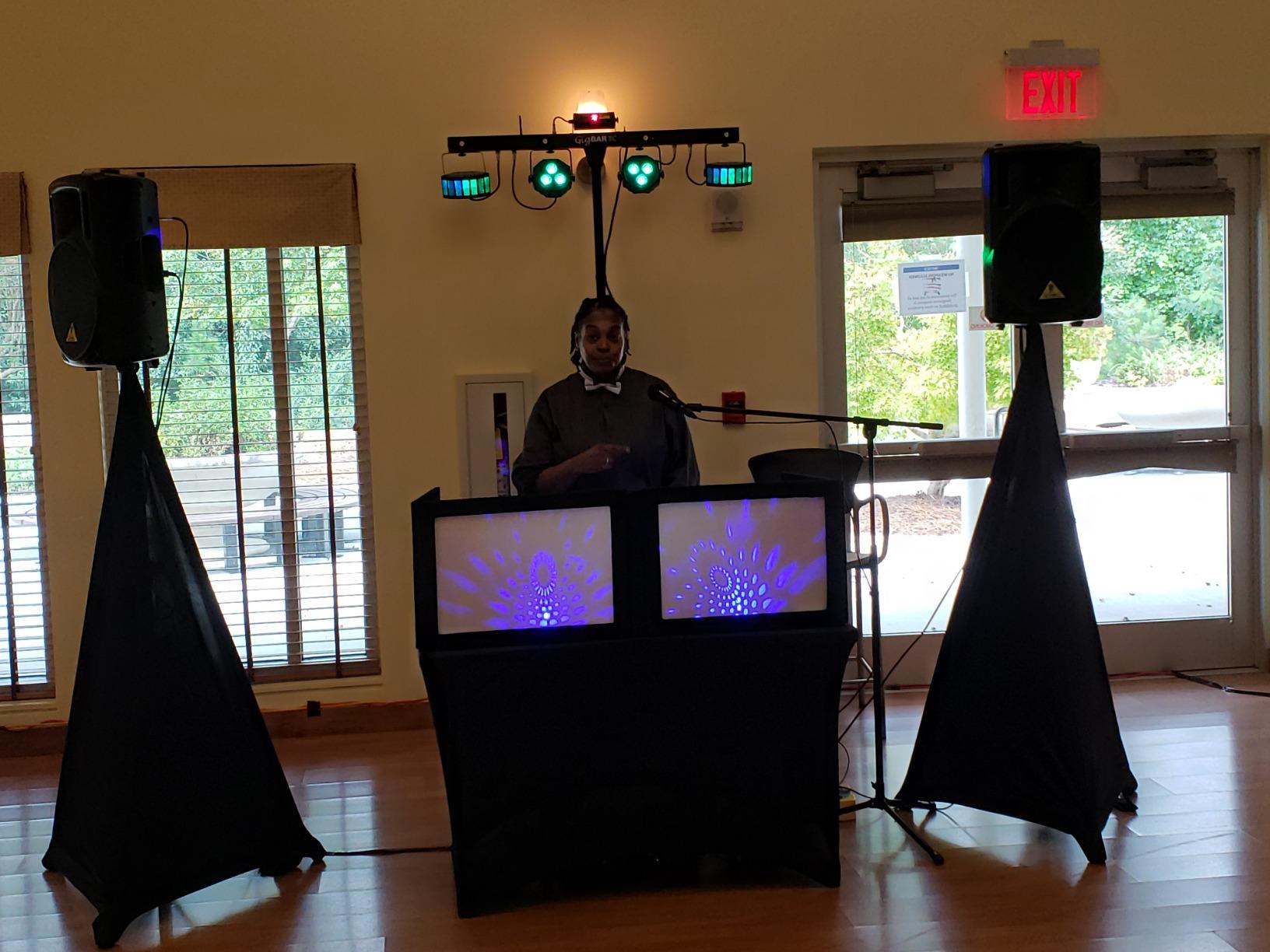 CHAUVET DJ GigBAR 2 4-in-1 DJ Lighting System | Party Lights with LED Derby, Wash Lights, Laser & Strobe Effects | DMX Control, Wireless Footswitch & Tripod Included | Stage, Wedding & Event Lighting customer photo 2