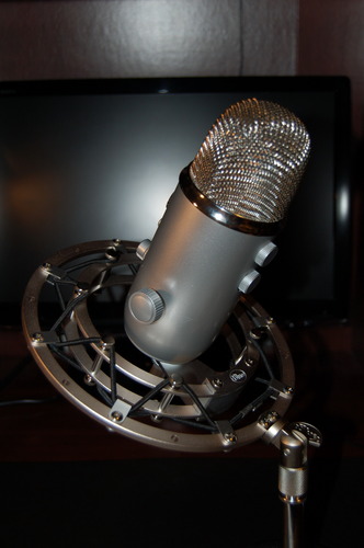 Logitech Creators Blue Yeti USB Microphone for PC, Mac, Gaming, Streaming, Podcasting, Studio and Computer Condenser Mic with Blue VO!CE Effects, 4 Pickup Patterns, Plug and Play - Midnight Blue customer photo 2