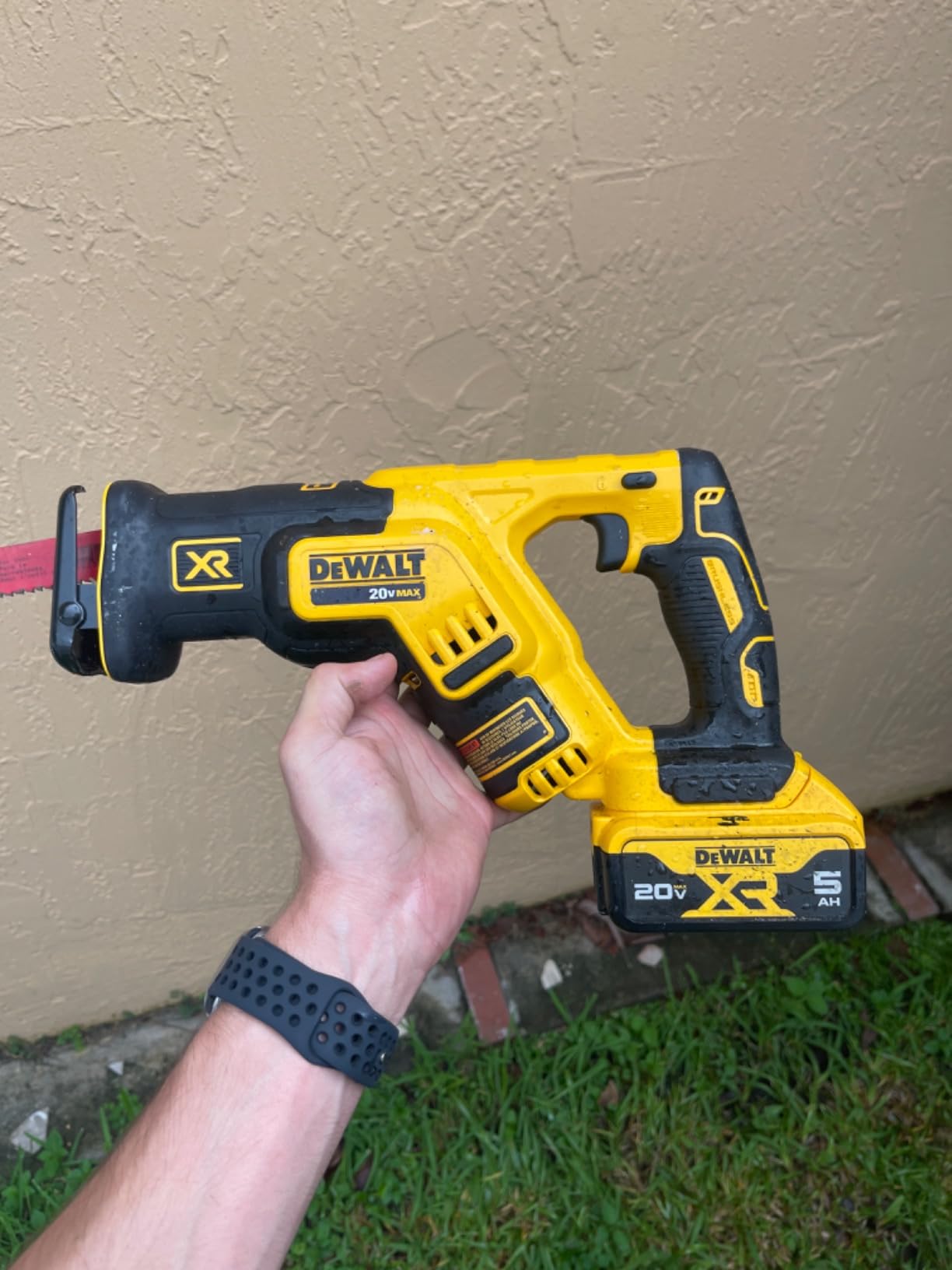 DEWALT 20V MAX XR Reciprocating Saw Cordless, Brushless, Compact, Variable Speed, Pivoting Head, LED Light, Tool Only (DCS367B) customer photo 1