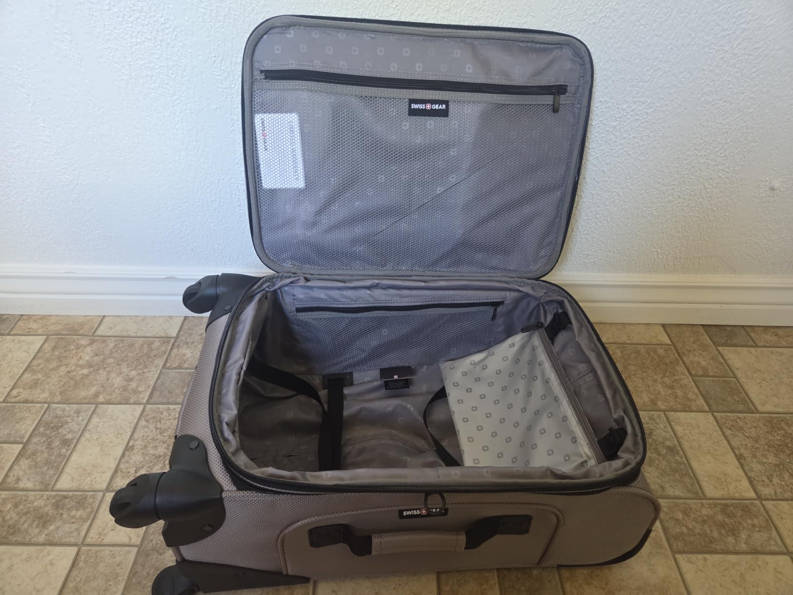 SWISSGEAR Sion Carry-On Spinner Luggage, Softside Expandable, Lightweight Suitcase, Blue, 22.75-Inch customer photo 2