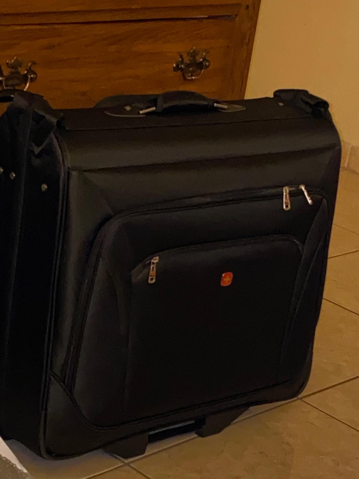 SwissGear 7895 Premium Rolling Garment Bag, Bonus Hanging Feature, Men's and Women's, 24-Inch Luggage - Black customer photo 2