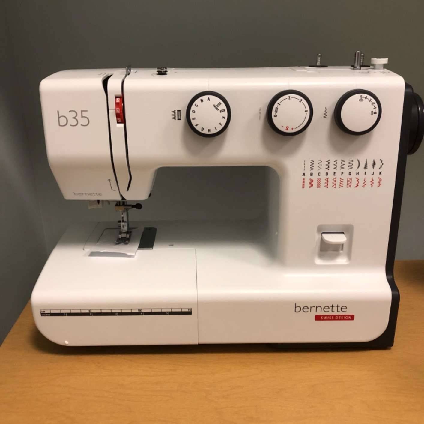 Bernette B35 Sewing Machine Swiss Design with 23 Stitches, 7 Presser Feet, Automatic Buttonhole, Quilting, Heavy-Duty Build, LED Light, Portable customer photo 1