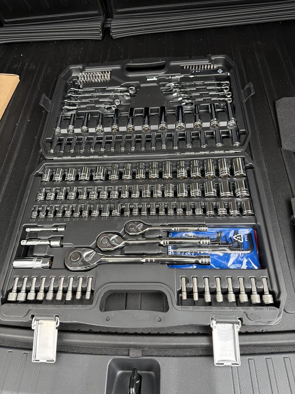 Amazon Basics 201-Piece Mechanic's Socket Tool Set With Case, SAE and Metric Sizes, Chrome-Vanadium Steel, Portable customer photo 2