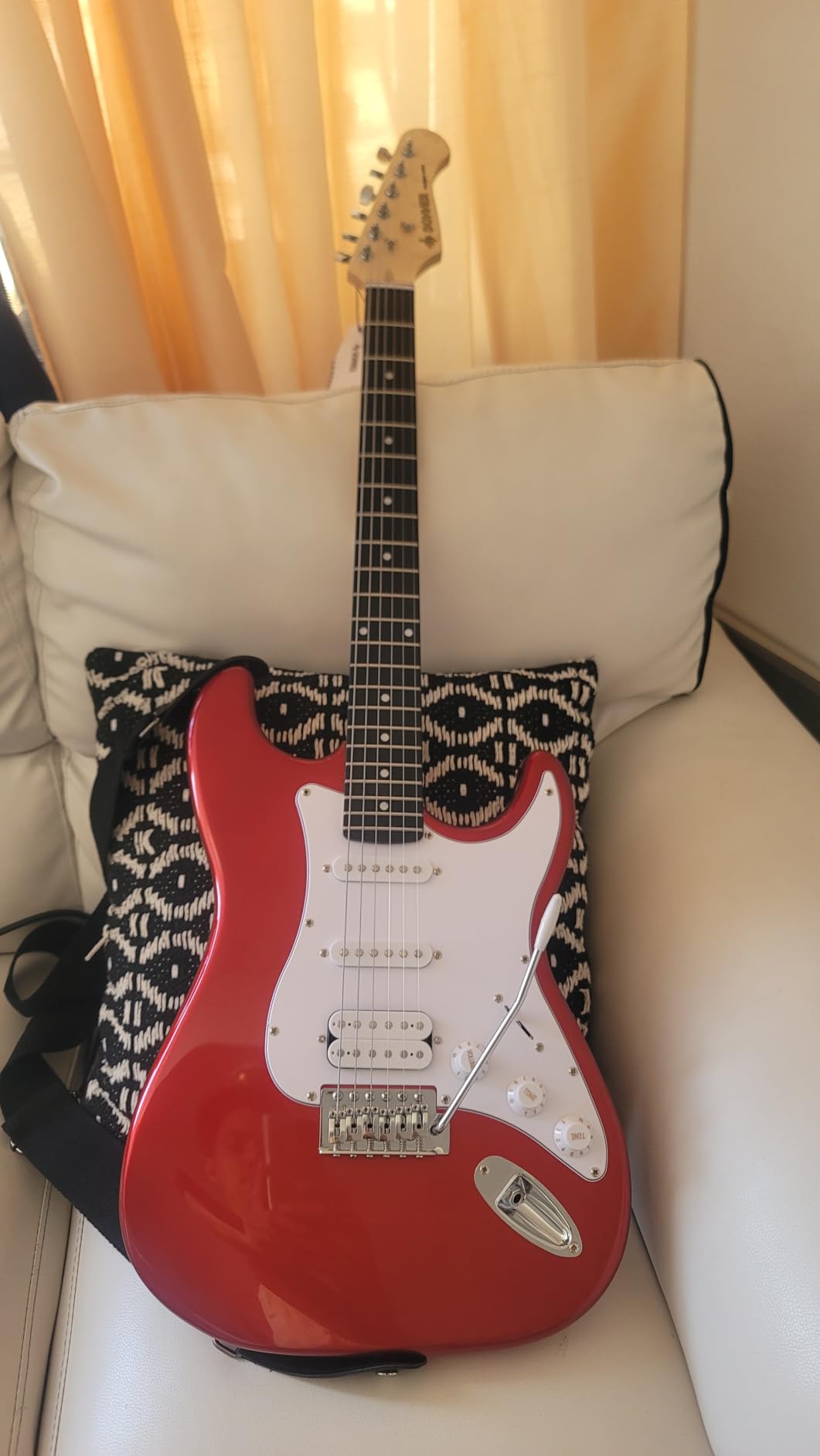 Donner DST-100S 39 Inch Full Size Electric Guitar Kit | Solid Body Sunburst, Beginner Starter, with Amplifier, Bag, Capo, Strap, String, Tuner, Cable, Picks customer photo 2