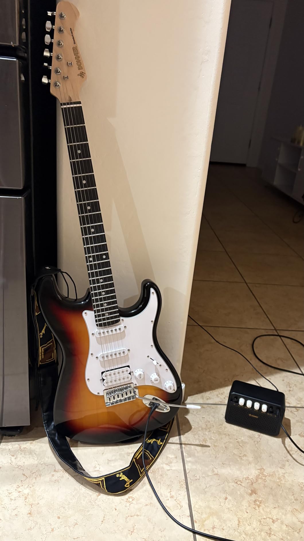 Donner DST-100B 39 Inch Electric Guitar Beginner Kit customer photo 1